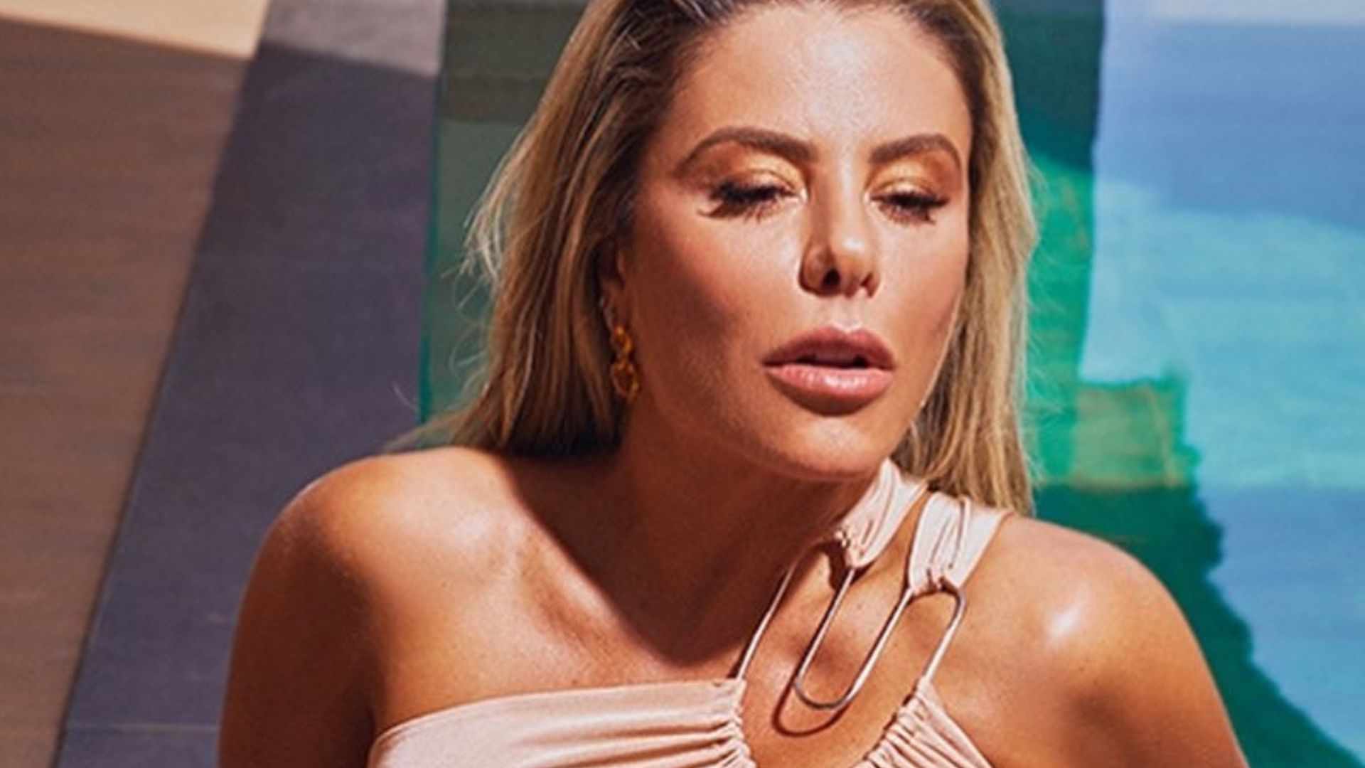Poliana Rocha impacta ao surgir com vestido aberto: ‘Maravilhosa’