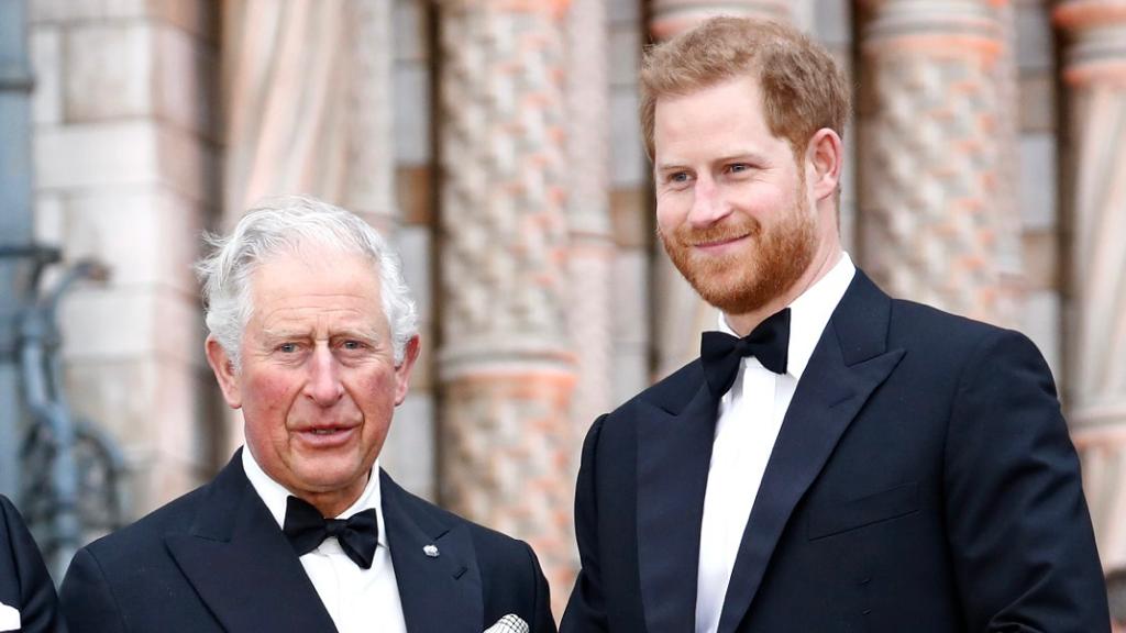 Depois de não receber convite para a festa do pai, príncipe Harry aparece em homenagem ao Rei Charles