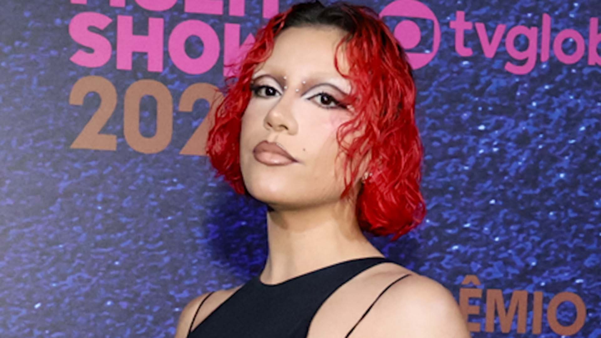 Priscilla exibe suas várias tatuagens ao usar vestido cheio de recortes