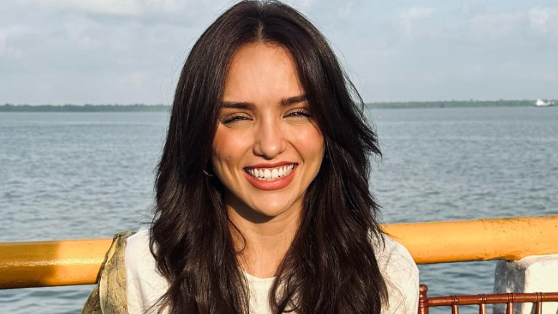 Poderosa! Rafa Kalimann é clicada aos beijos com ator “rodado” entre famosas