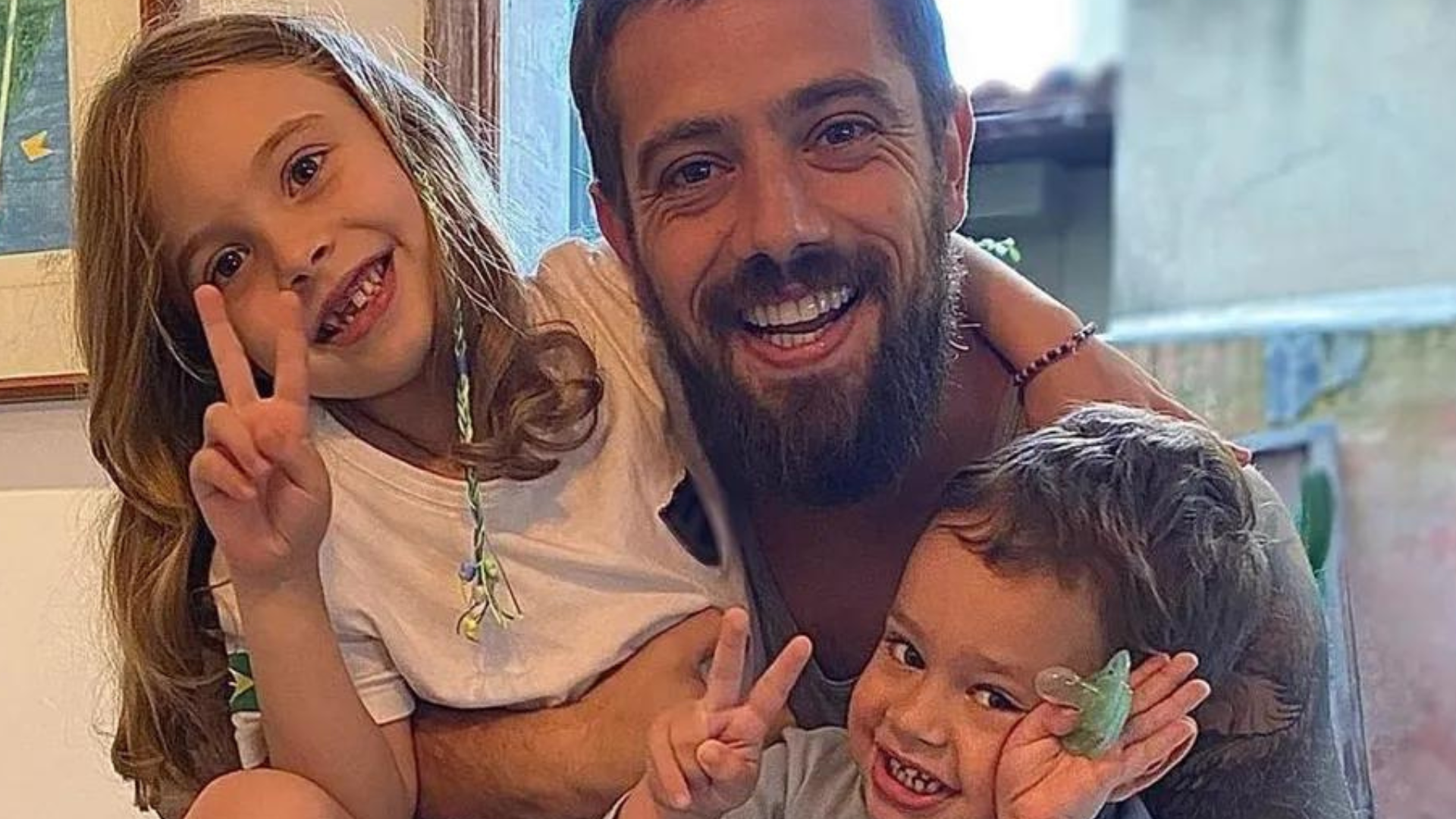 Pai de três, Rafael Cardoso revela experiências com filha mais nova: ‘A gente aprende’