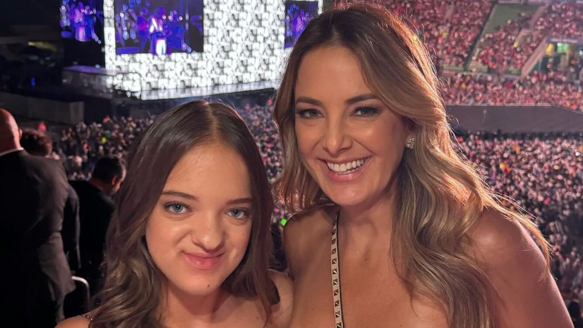 Toda estilosa, Rafaella Justus curte show com Ticiane Pinheiro