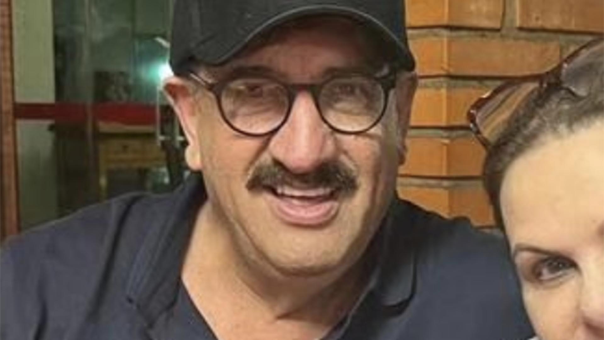 Ratinho faz rara aparição com a esposa em foto atual
