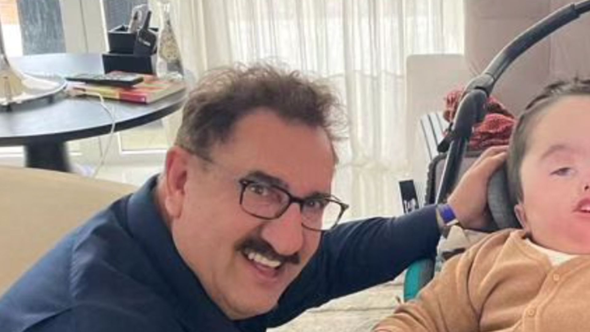 Ratinho publica foto rara ao lado do neto e se declara: “Nosso anjinho”