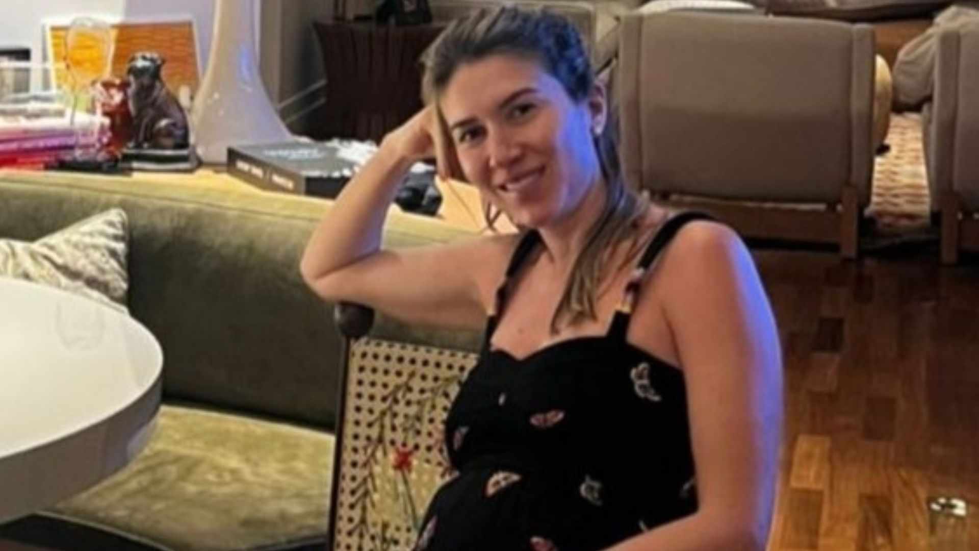 Grávida, Rebeca Abravanel mostra barrigão marcado e encanta