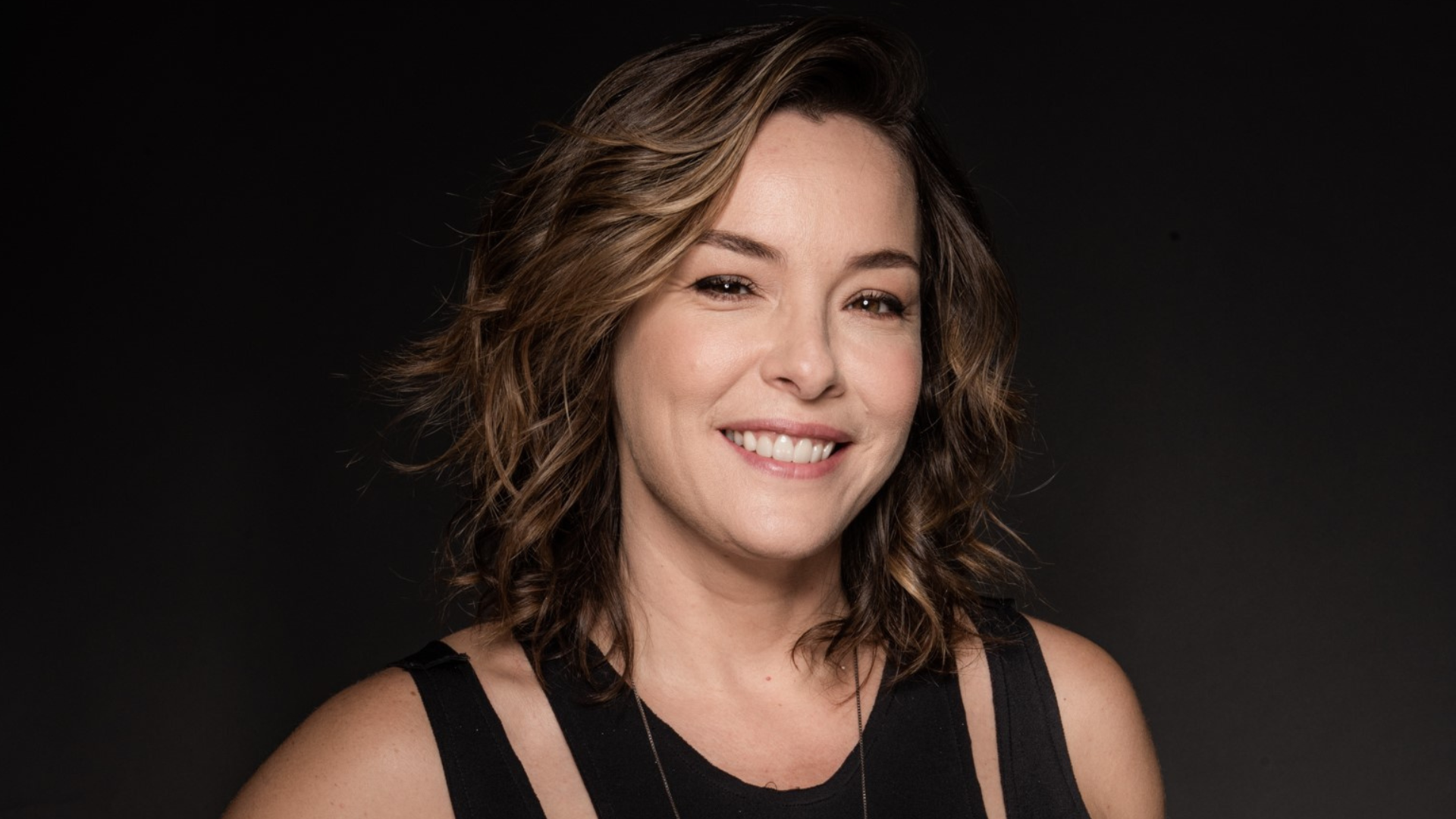 Regiane Alves sobre teatro, maternidade e namoro: ‘A mulher acaba se dividindo em vários papéis’