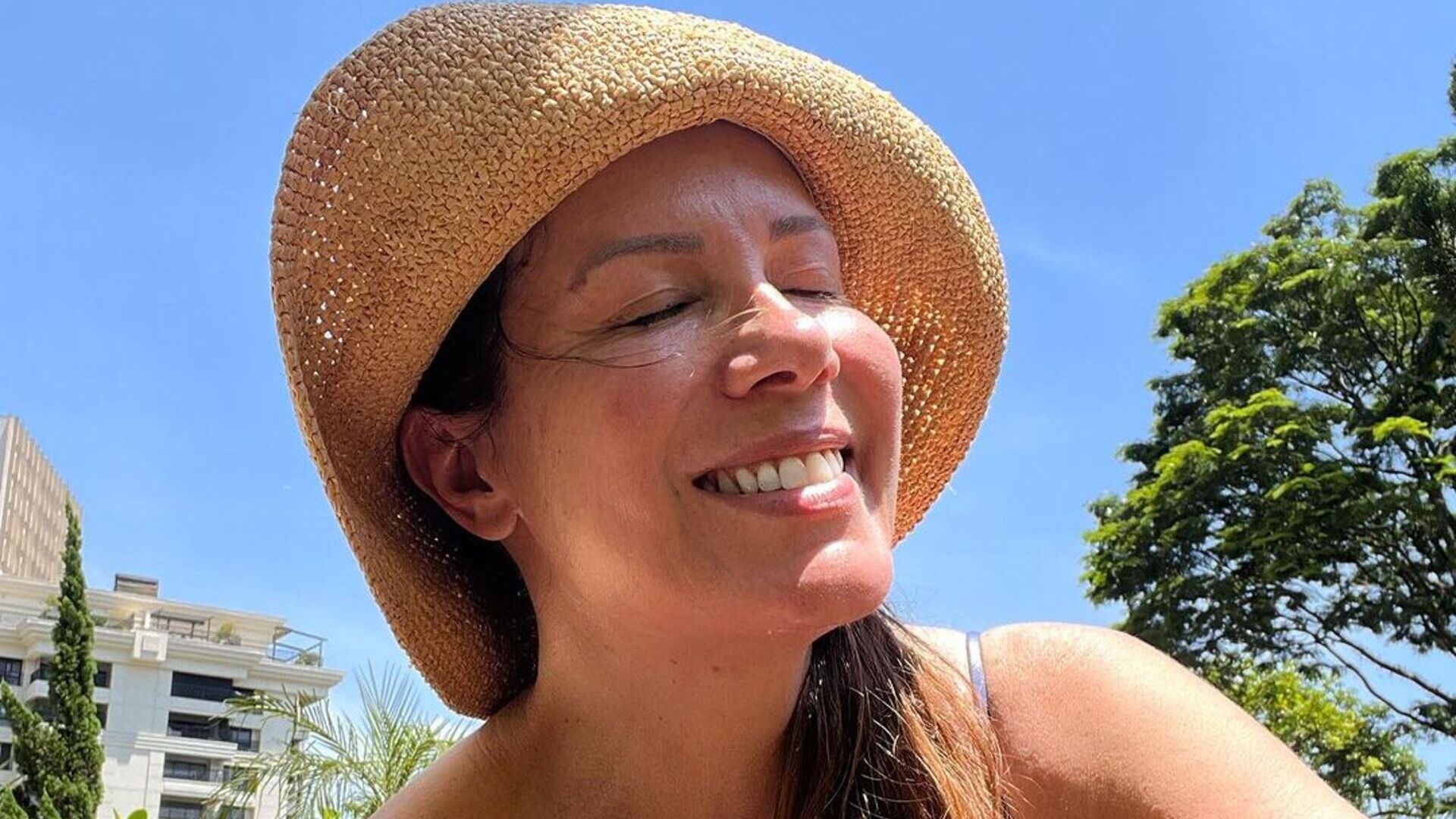 Regina Volpato renova o bronzeado na varanda de seu apartamento luxuoso