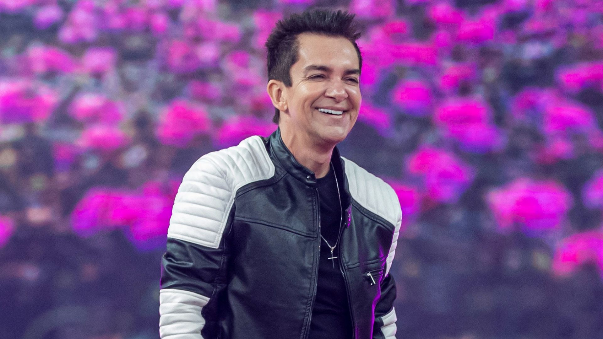 Regis Danese sofreu grave acidente de carro meses antes de cantar no Domingão; relembre