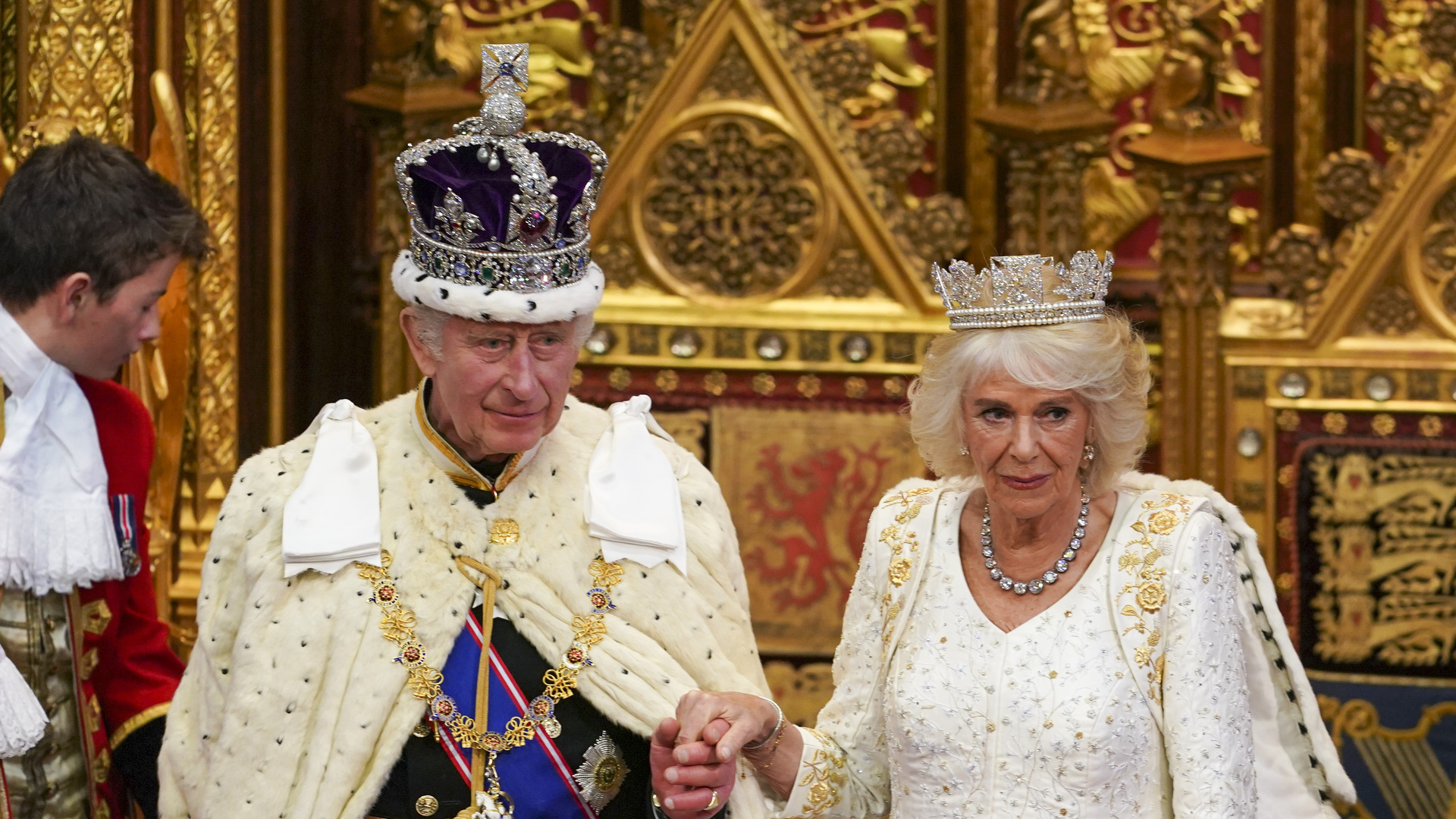 Rainha Camilla usa acessório histórico em evento no Parlamento britânico ao lado do Rei