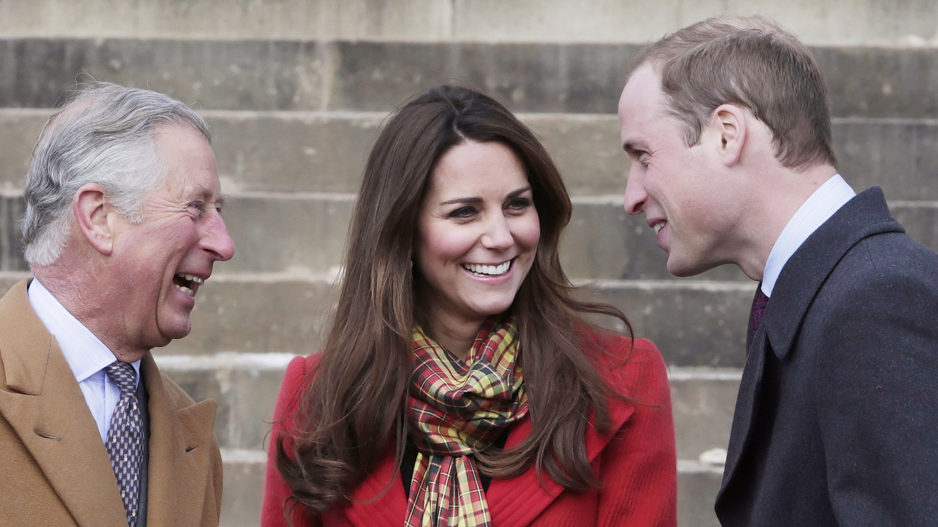 Rei Charles III relembra noivado de Príncipe William e Kate Middleton em viagem real