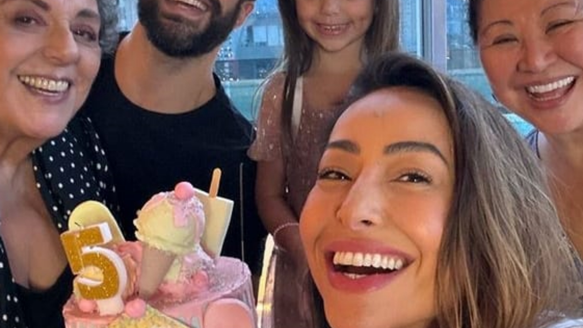 Sabrina Sato posa com o ex, Duda Nagle, ao comemorar aniversário da filha
