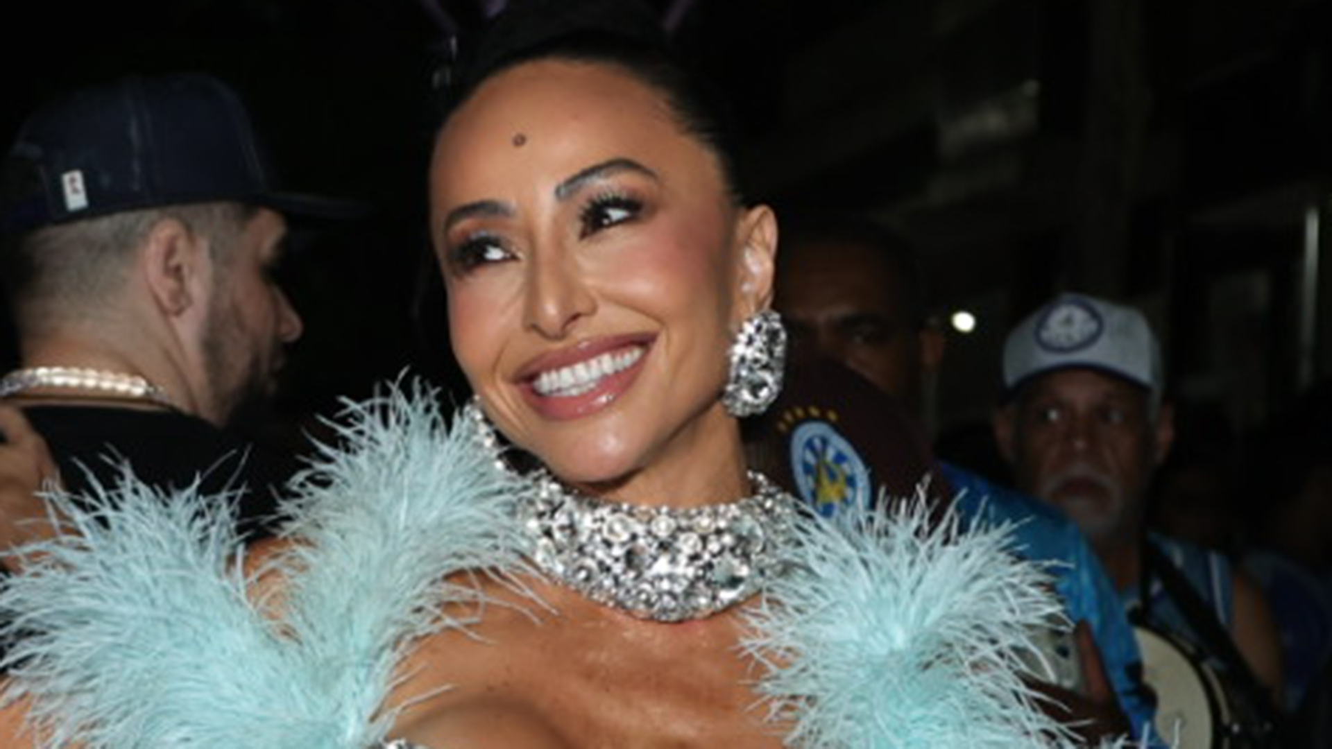 Sabrina Sato surge com decote no limite em noite de samba