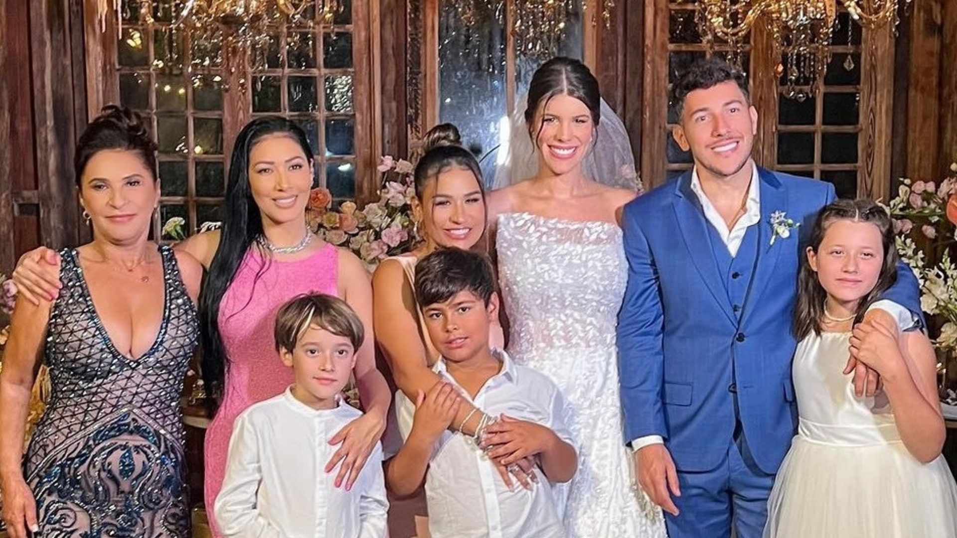 Simaria posta foto ao lado de Simone e dos sobrinhos: ‘Viva o amor’