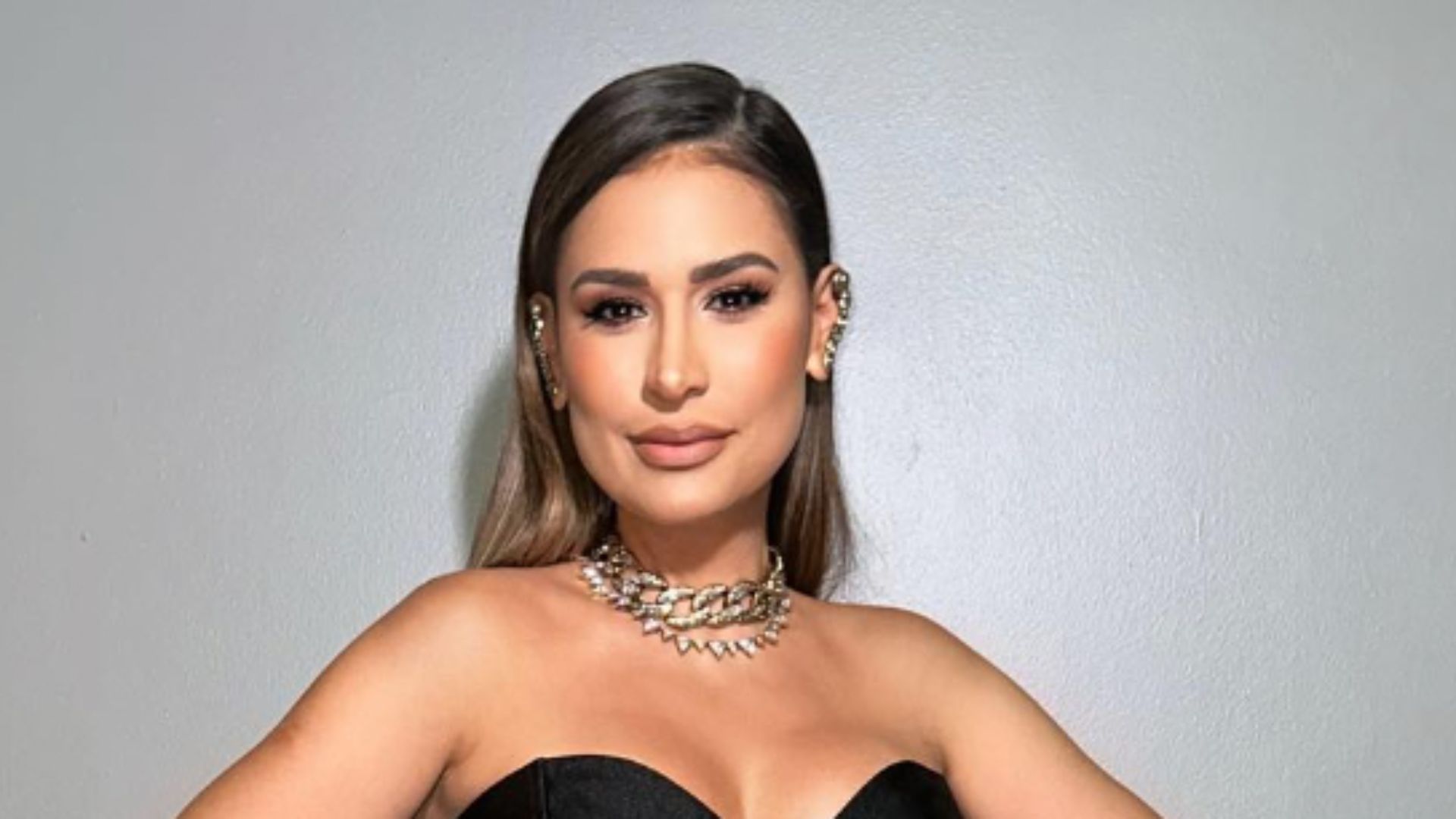 Sequinha e jovial, Simone rouba a cena em premiação: “Rejuvenesceu dez anos”