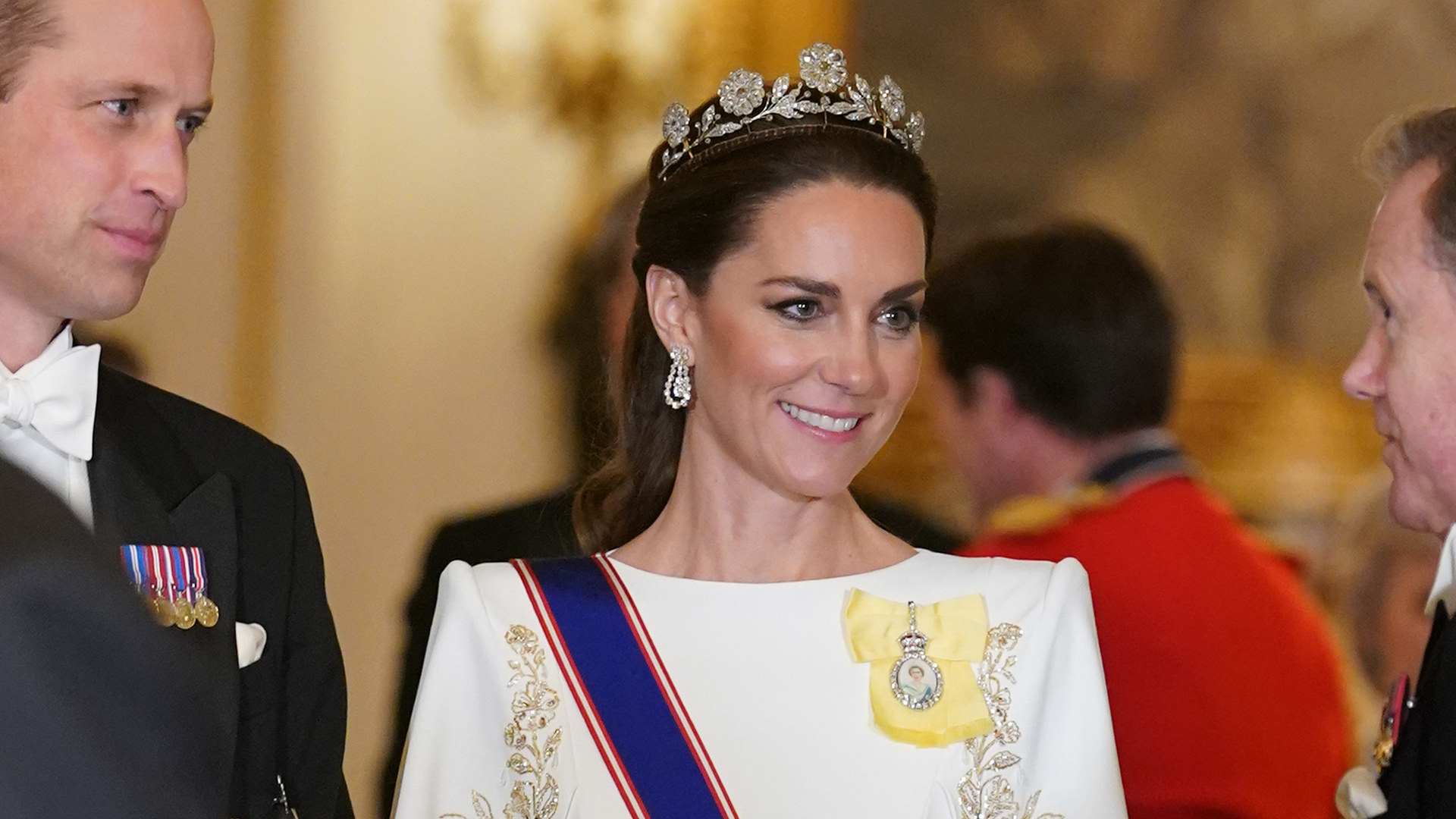 Em evento diplomático, Kate Middleton rouba a cena com tiara histórica