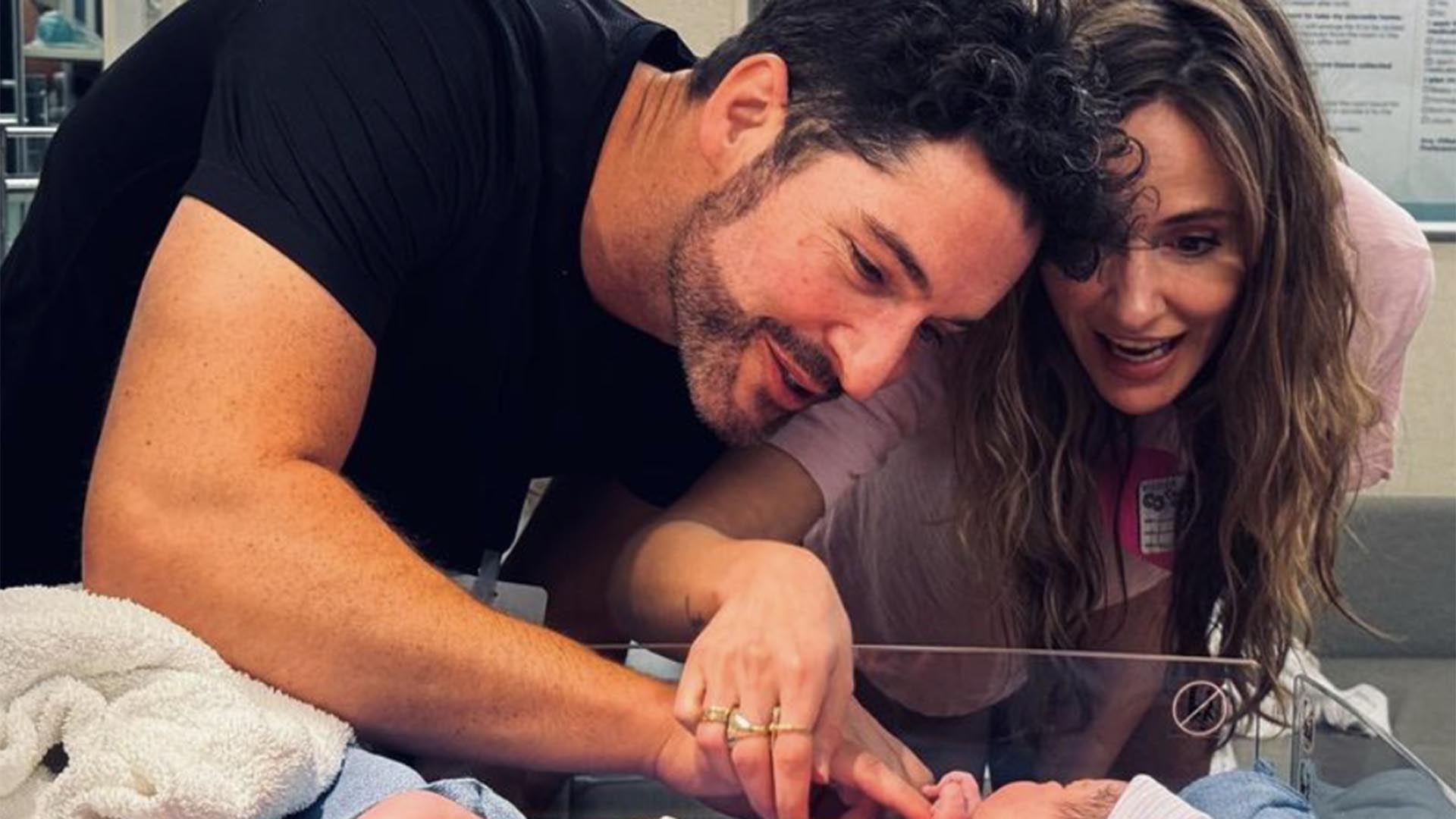 Ator da série Lúcifer celebra o nascimento da filha por meio da barriga de aluguel