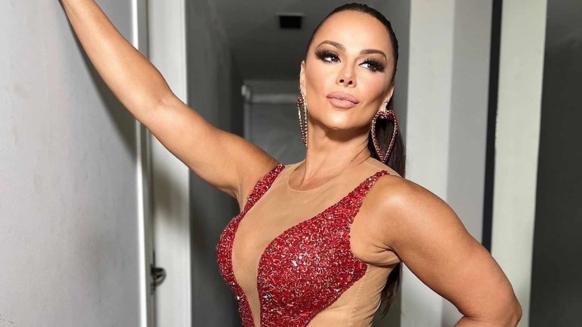 Com brilho e transparência, Viviane Araújo esbanja corpaço sarado: ‘Perfeita’