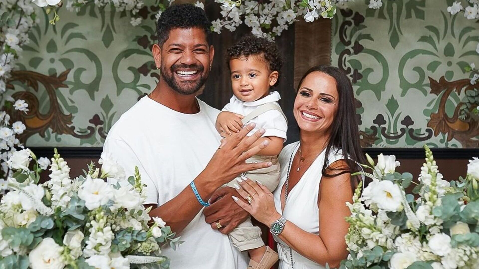 Viviane Araújo batiza o filho e mostra fotos da celebração