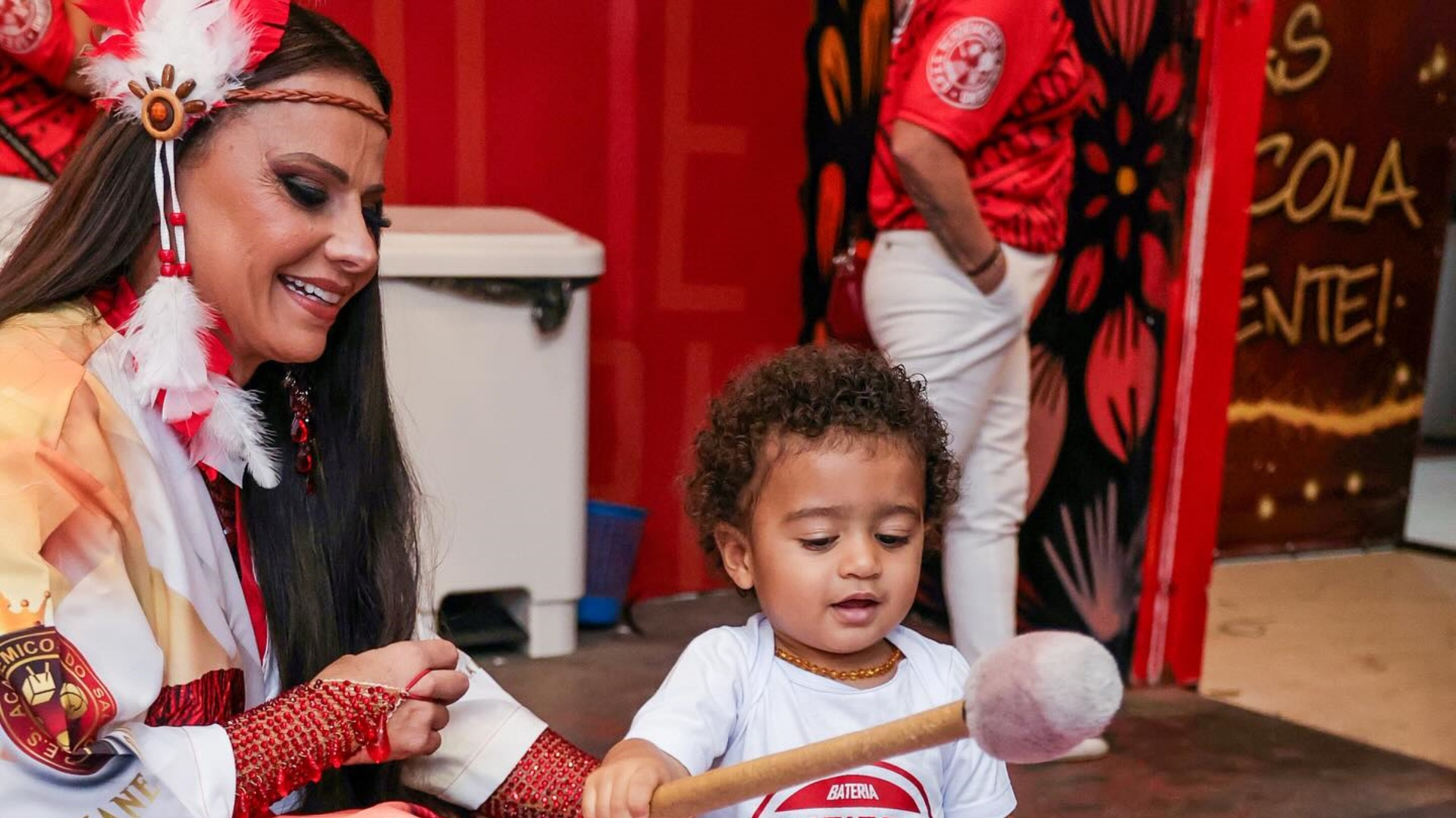 Viviane Araújo leva o filho em quadra de escola de samba pela primeira vez