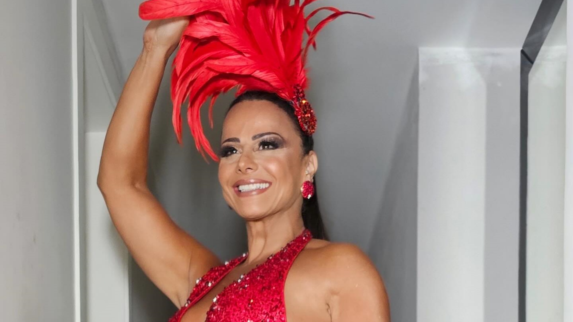 Viviane Araújo aposta em look decotado para ensaio de Carnaval