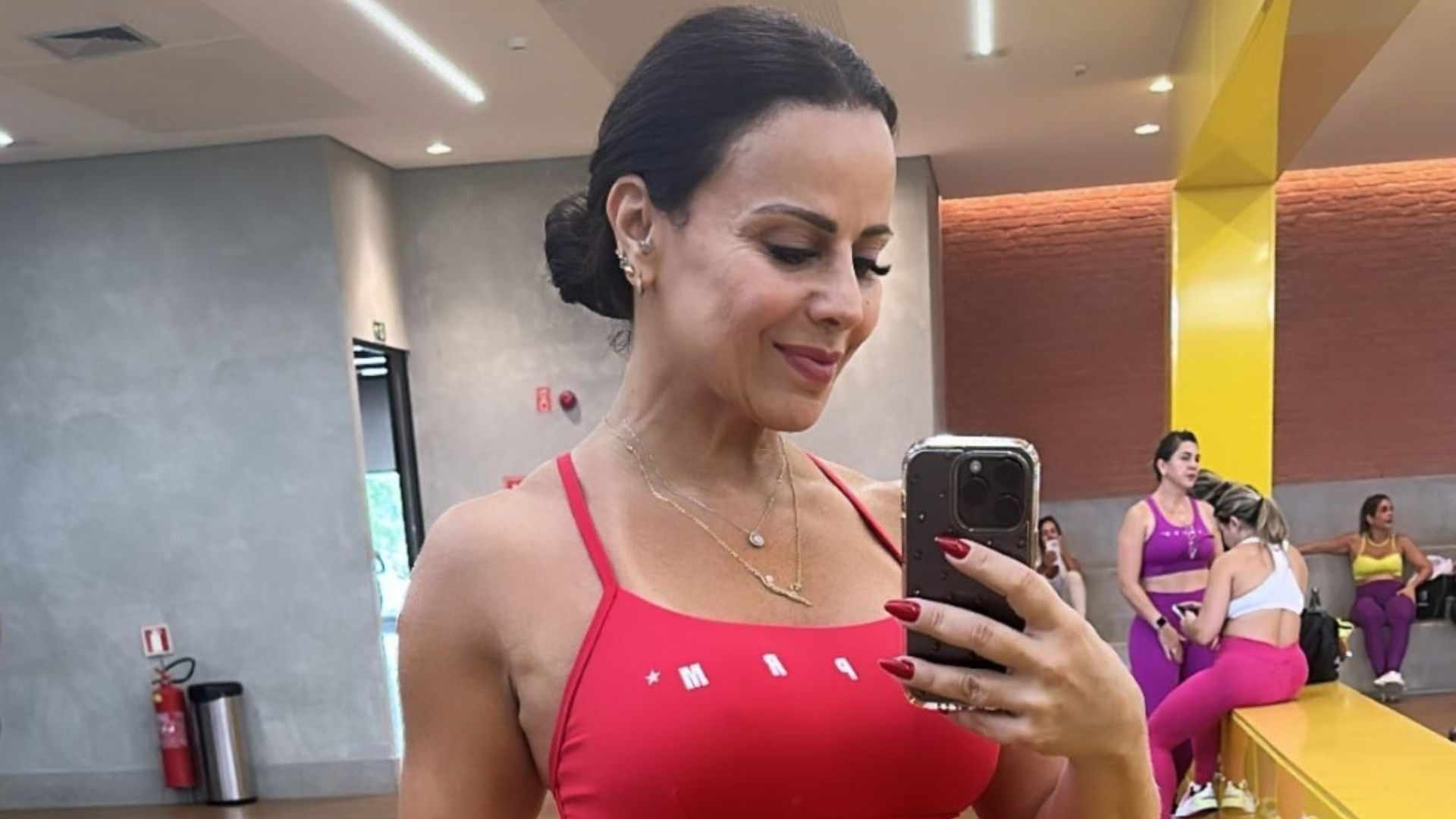 De macaquinho, Viviane Araújo revela curvas musculosas e bem desenhadas