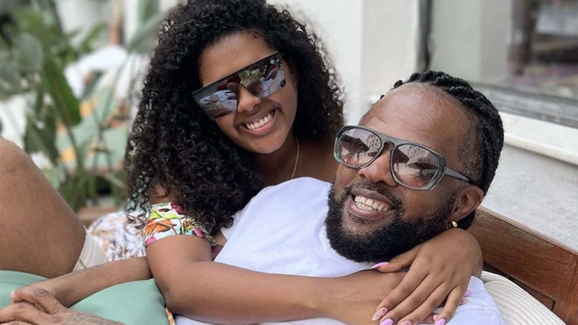 Grávida, namorada de Xande de Pilares exibe a barriguinha saliente