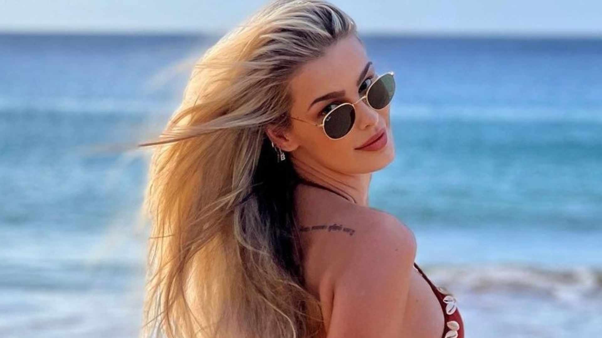 Yasmin Brunet relembra foto de costas na praia e choca: ‘Deusa’