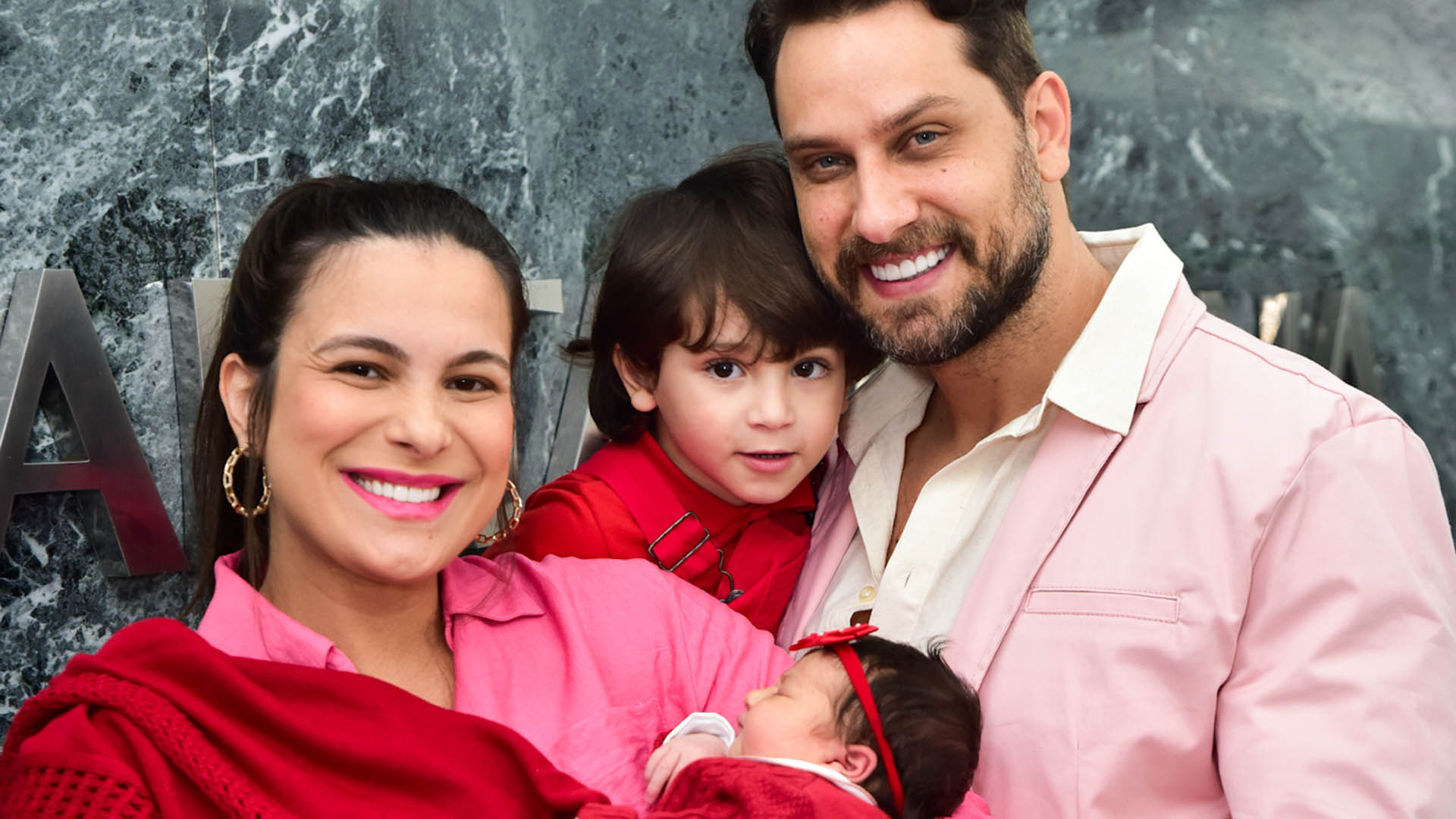 Ex-BBBs Kamilla Salgado e Elieser Ambrosio deixam a maternidade com a filha recém-nascida