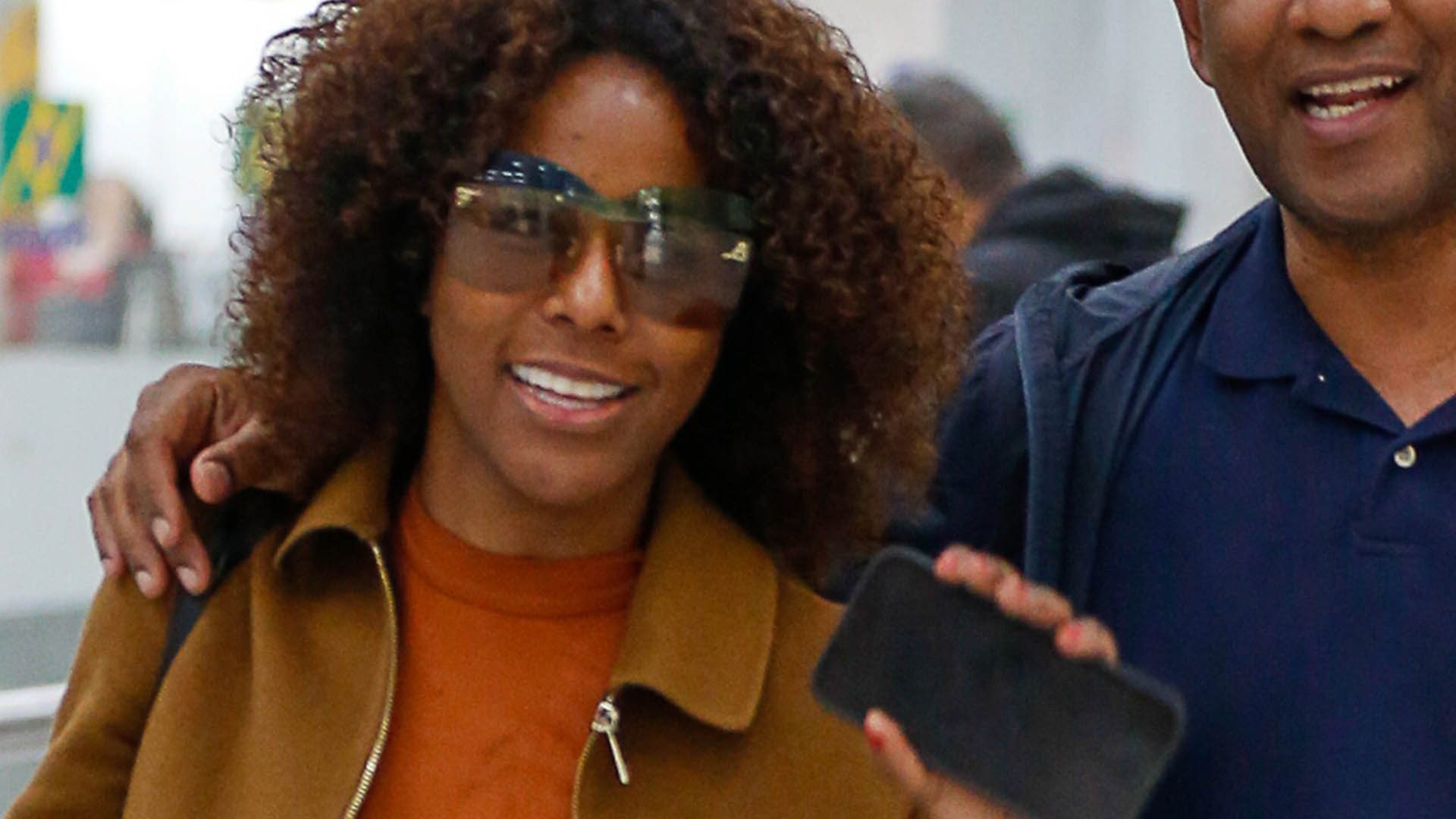 Maju Coutinho surge abraçada com seu marido em flagra no aeroporto