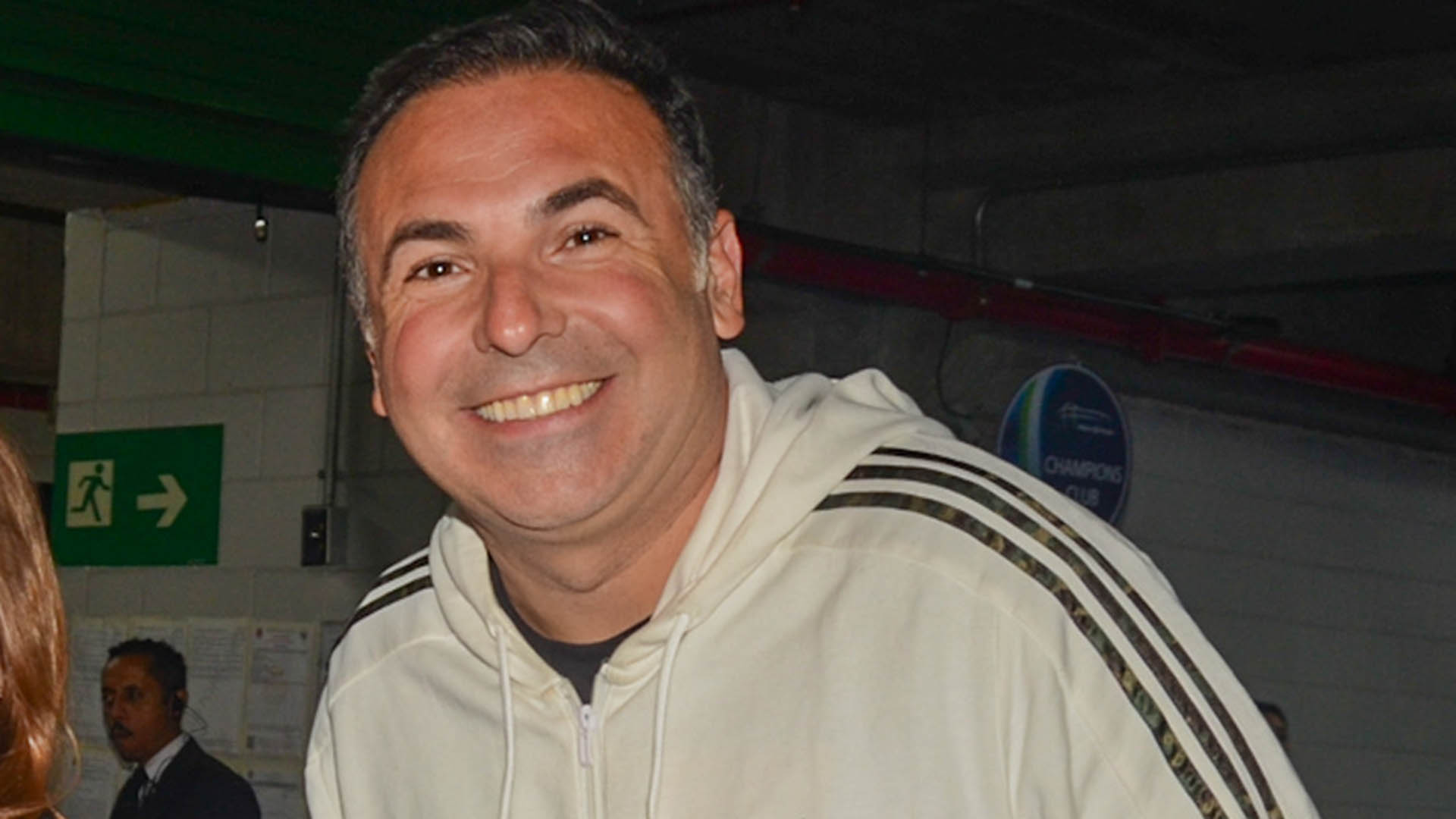 Reinaldo Gottino faz rara aparição com a filha adolescente em evento