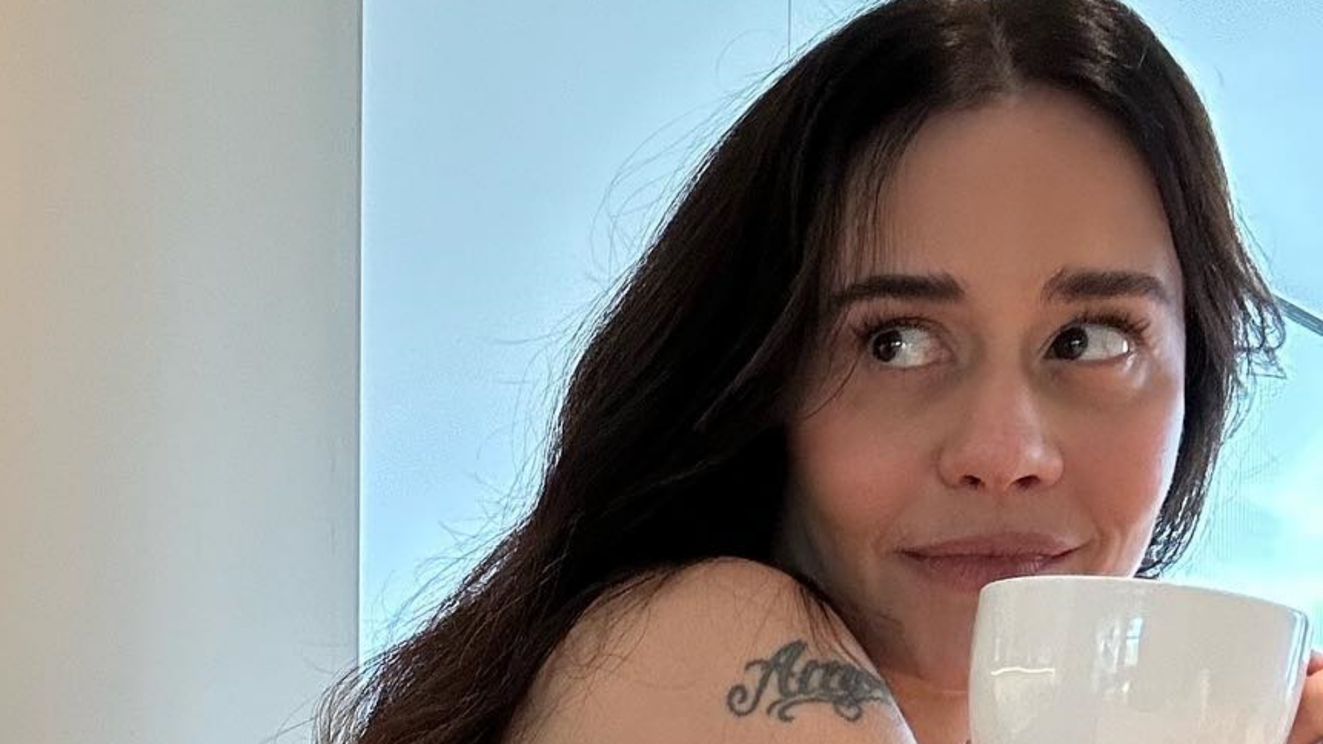 De top, Alessandra Negrini chama atenção ao exibir curvas impecáveis