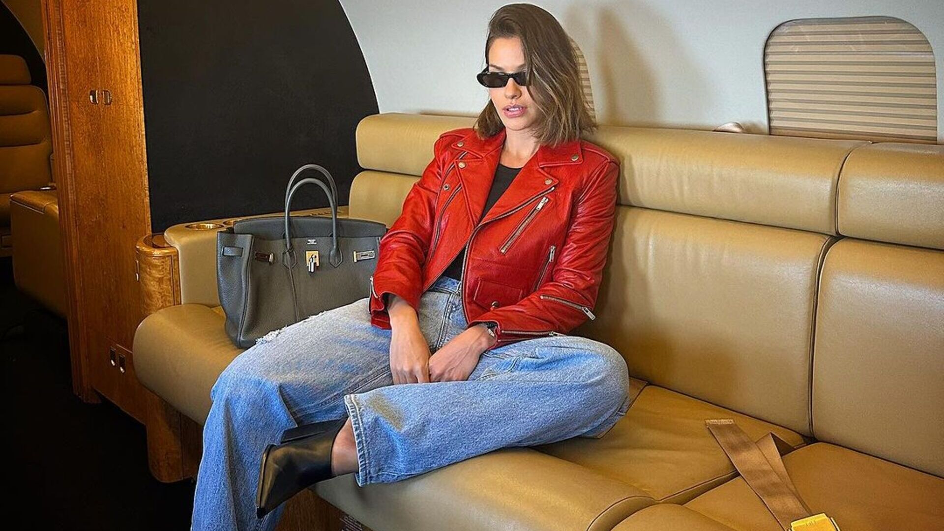 Tudo isso? Andressa Suita surge com bolsa de R$ 196 mil no avião de Gusttavo Lima