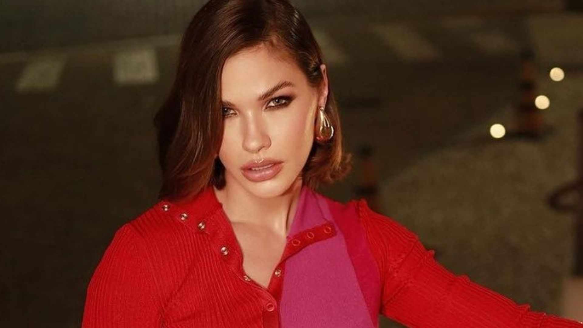 Andressa Suita impacta com vestido de botões: ”Perfeita”