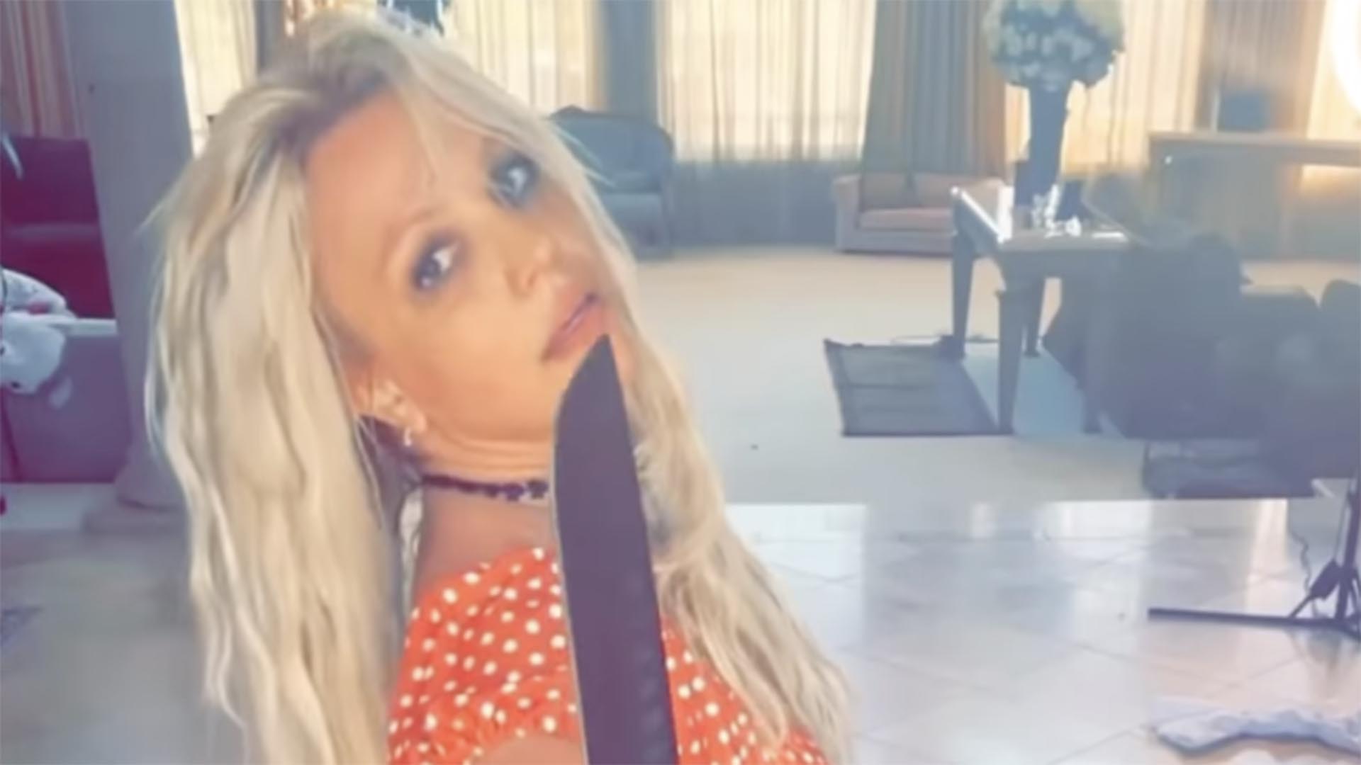 Britney Spears volta a dançar com facas e dá aviso após polícia aparecer em sua casa