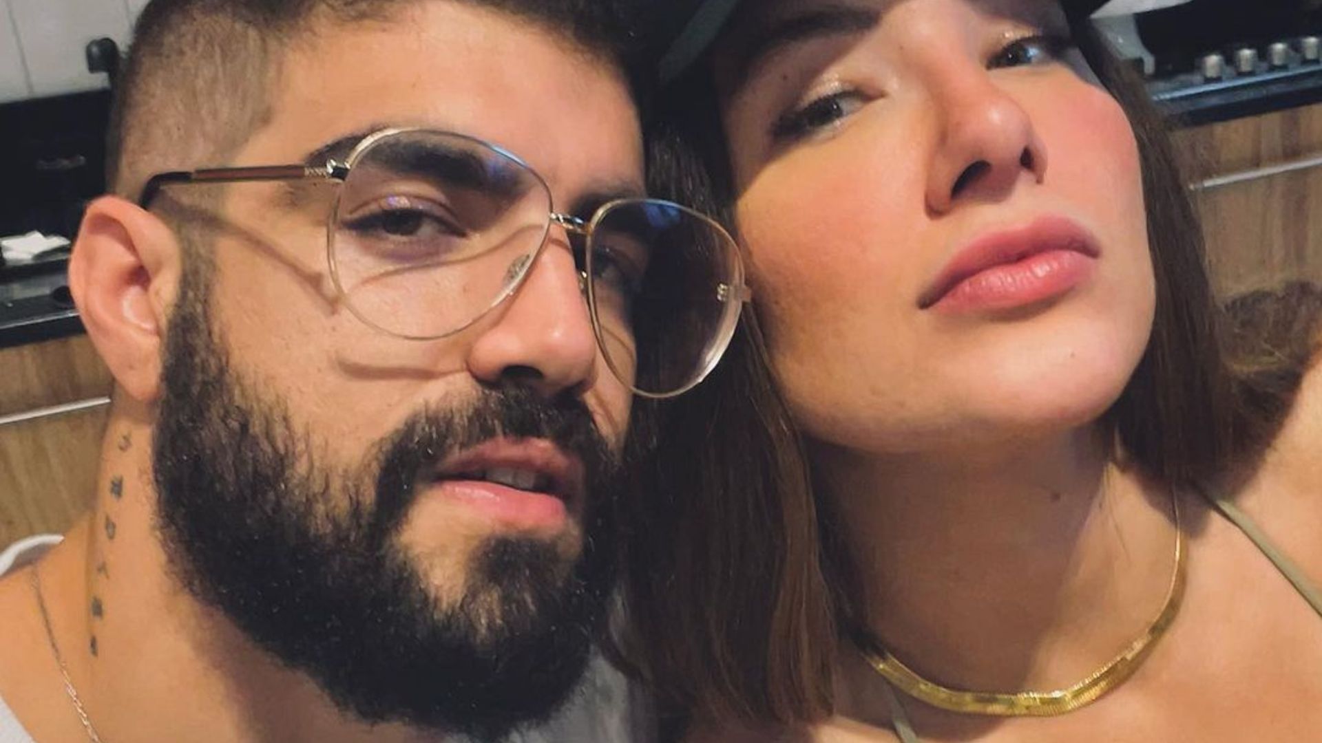 Caio Castro surge com sua namorada e chama atenção de seguidores: “Quanto tempo dormi?”