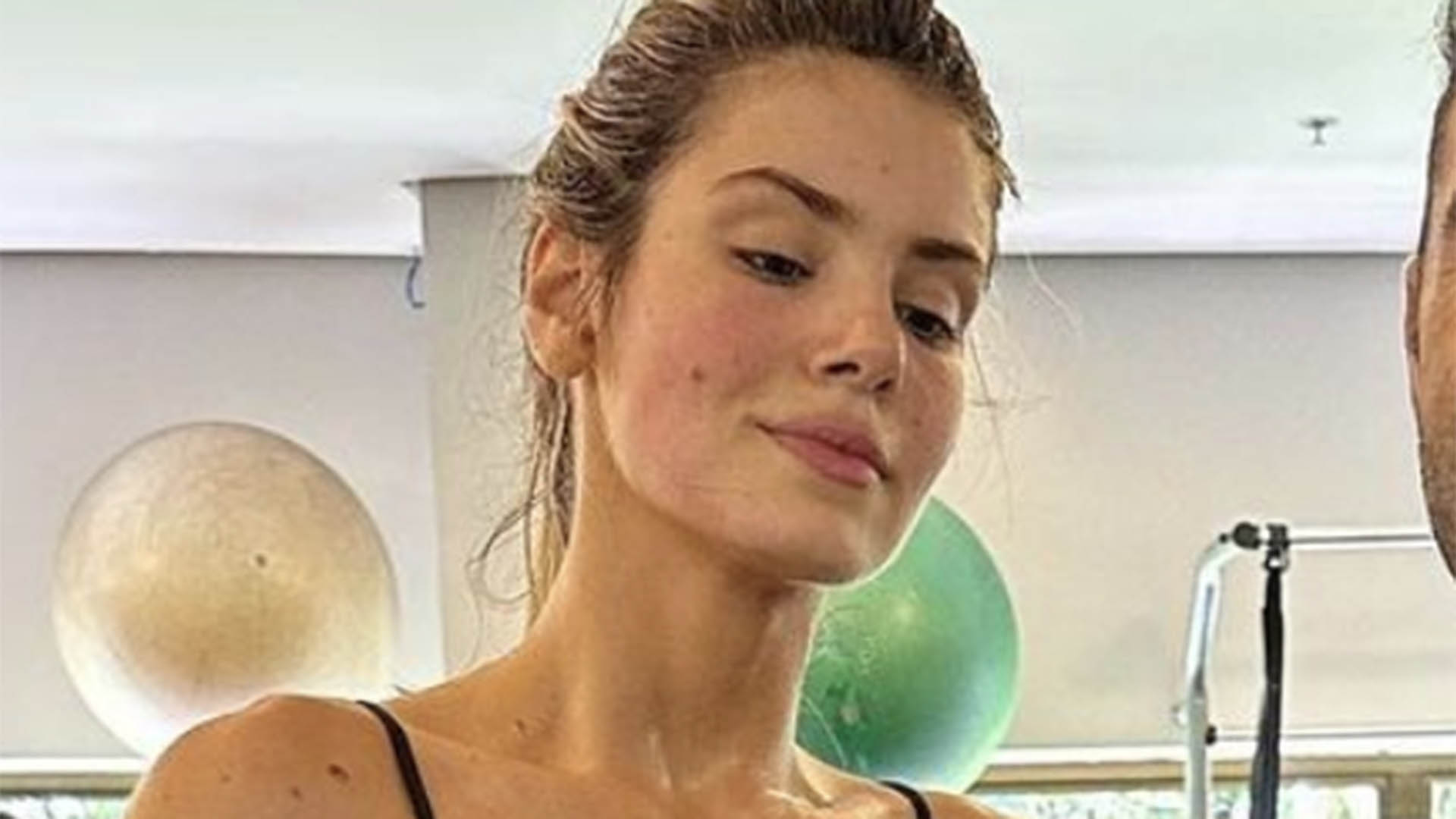 Magérrima, Camila Queiroz exibe a barriga trincada na academia