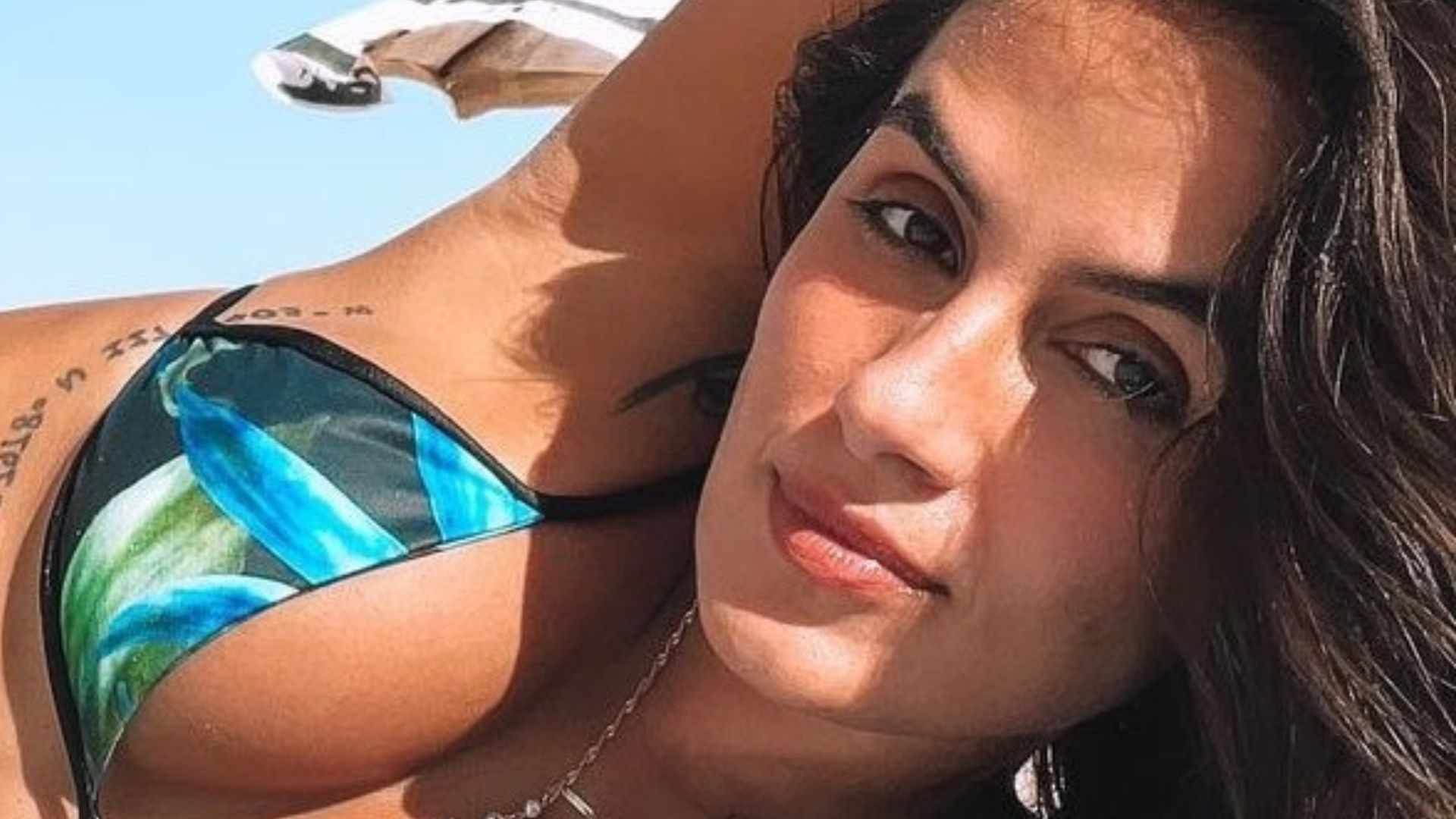 Carol Peixinho impressiona com curvas abundantes na praia: ‘Deusa’