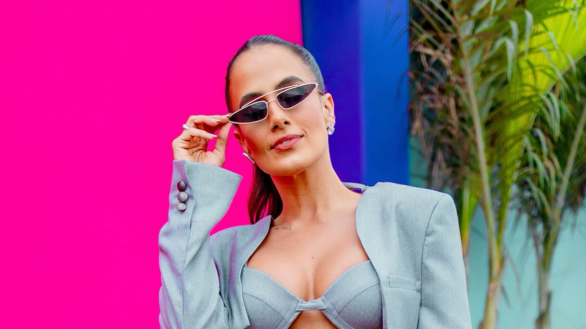 Carol Peixinho aposta em look monocromático para o Tardezinha