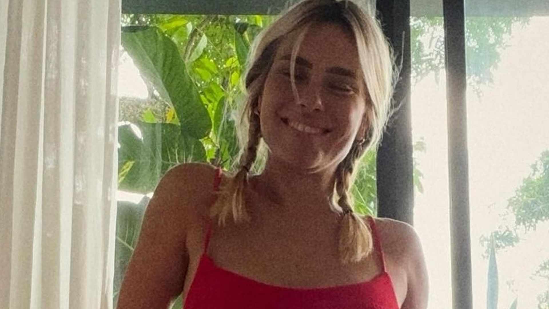 De roupa de banho baixa, Carolina Dieckmann ostenta entradinha na barriga