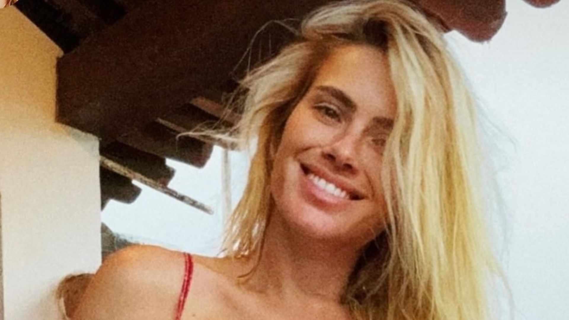 Carolina Dieckmann abaixa roupa de banho e exibe entradinha