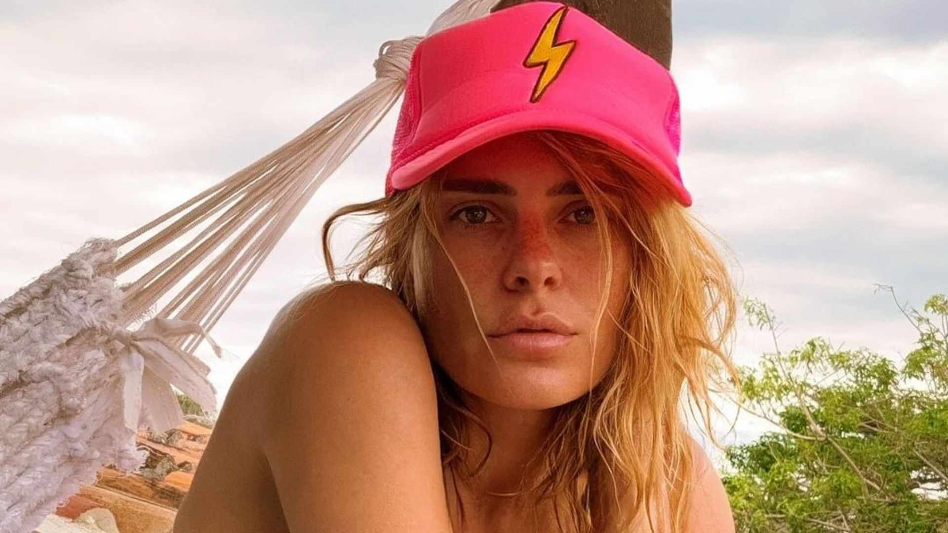 Em clima de praia, Carolina Dieckmann dá show de beleza natural: ”Buziana”