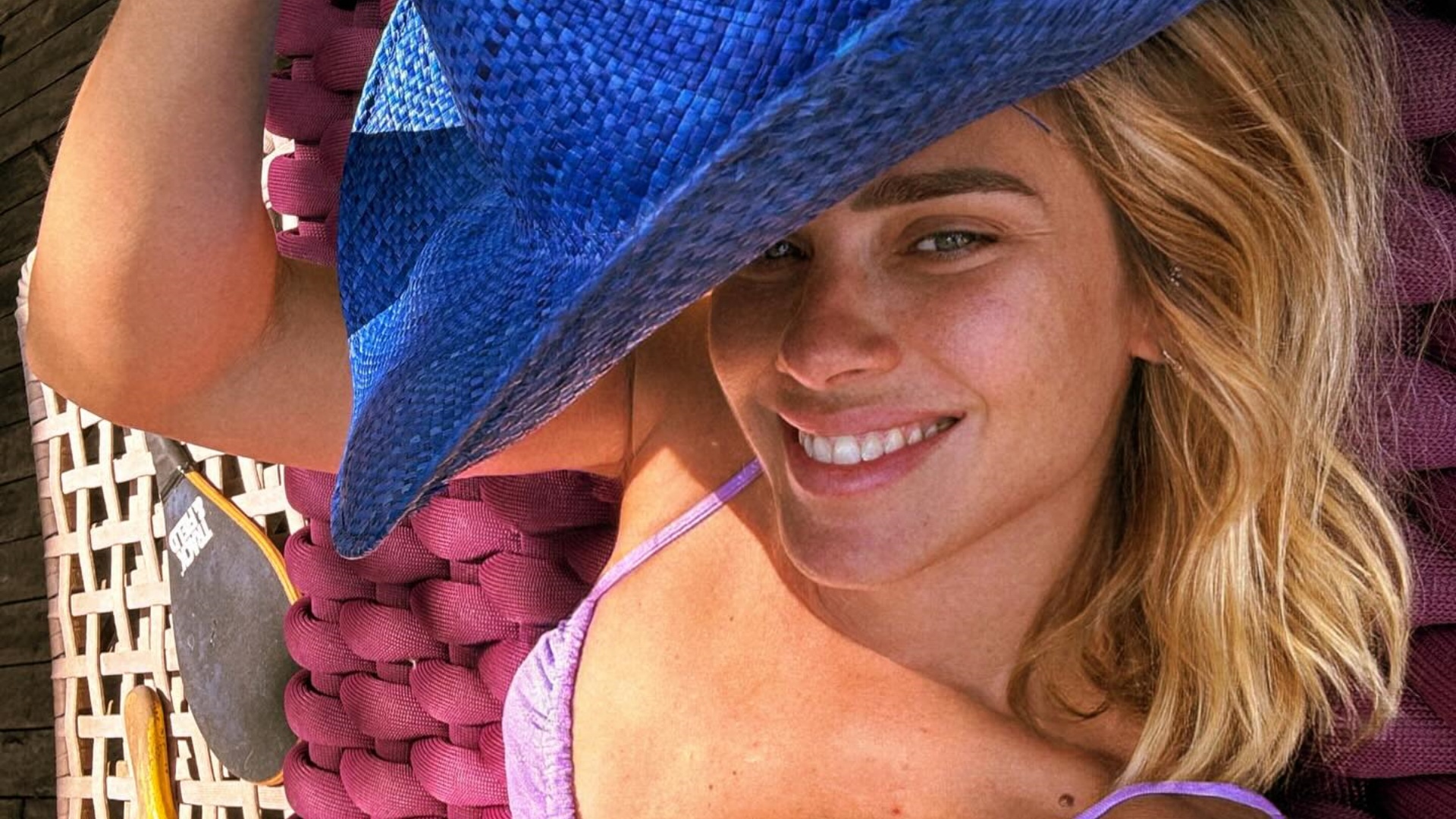 Carolina Dieckmann ostenta corpo sarado ao renovar o bronzeado à beira da piscina