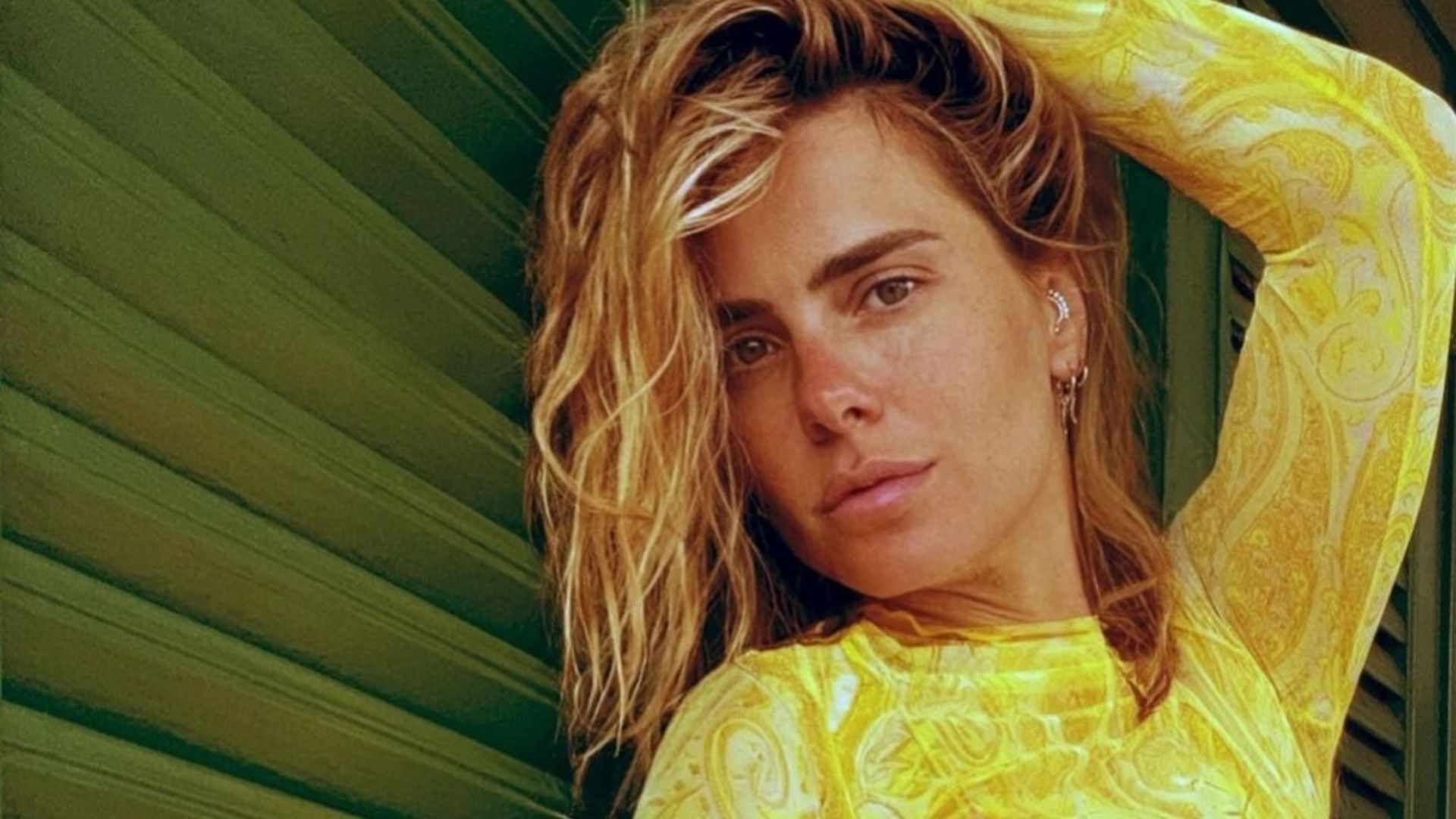 De vestido colado na pele, Carolina Dieckmann exibe silhueta marcada: ”Musa”