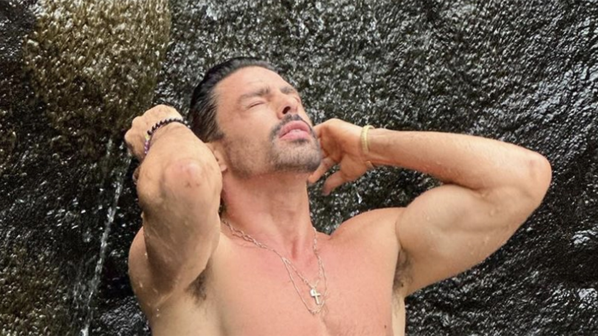 Cauã Reymond deixa os fãs sem fôlego ao exibir o corpão musculoso