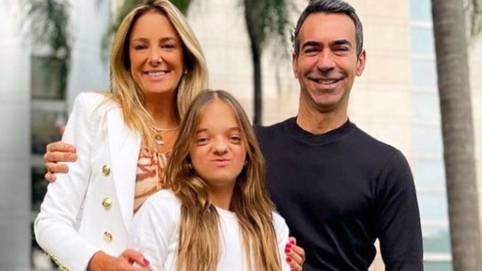 César Tralli posa para foto com enteada Rafaella Justus e se declara: “Peguei no colo”