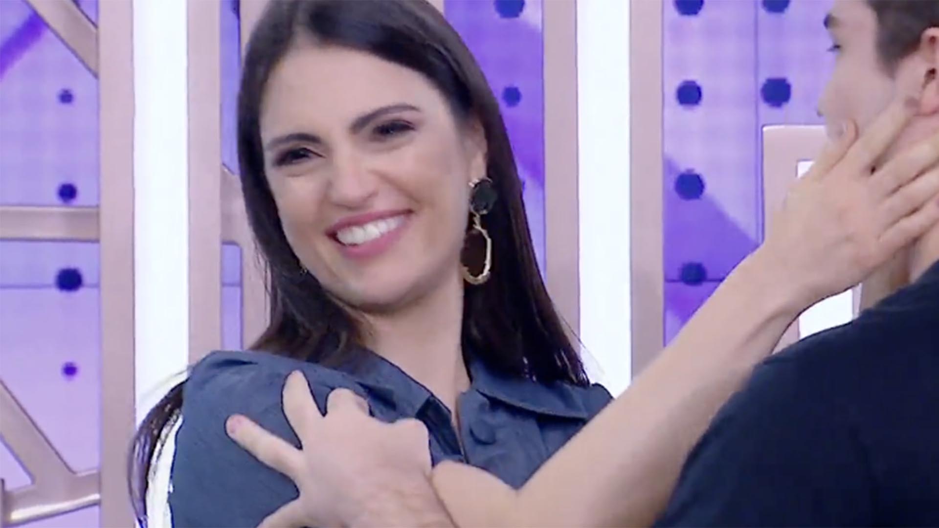 Filho de Chris Flores invade palco no SBT e rouba a cena em rara aparição na TV