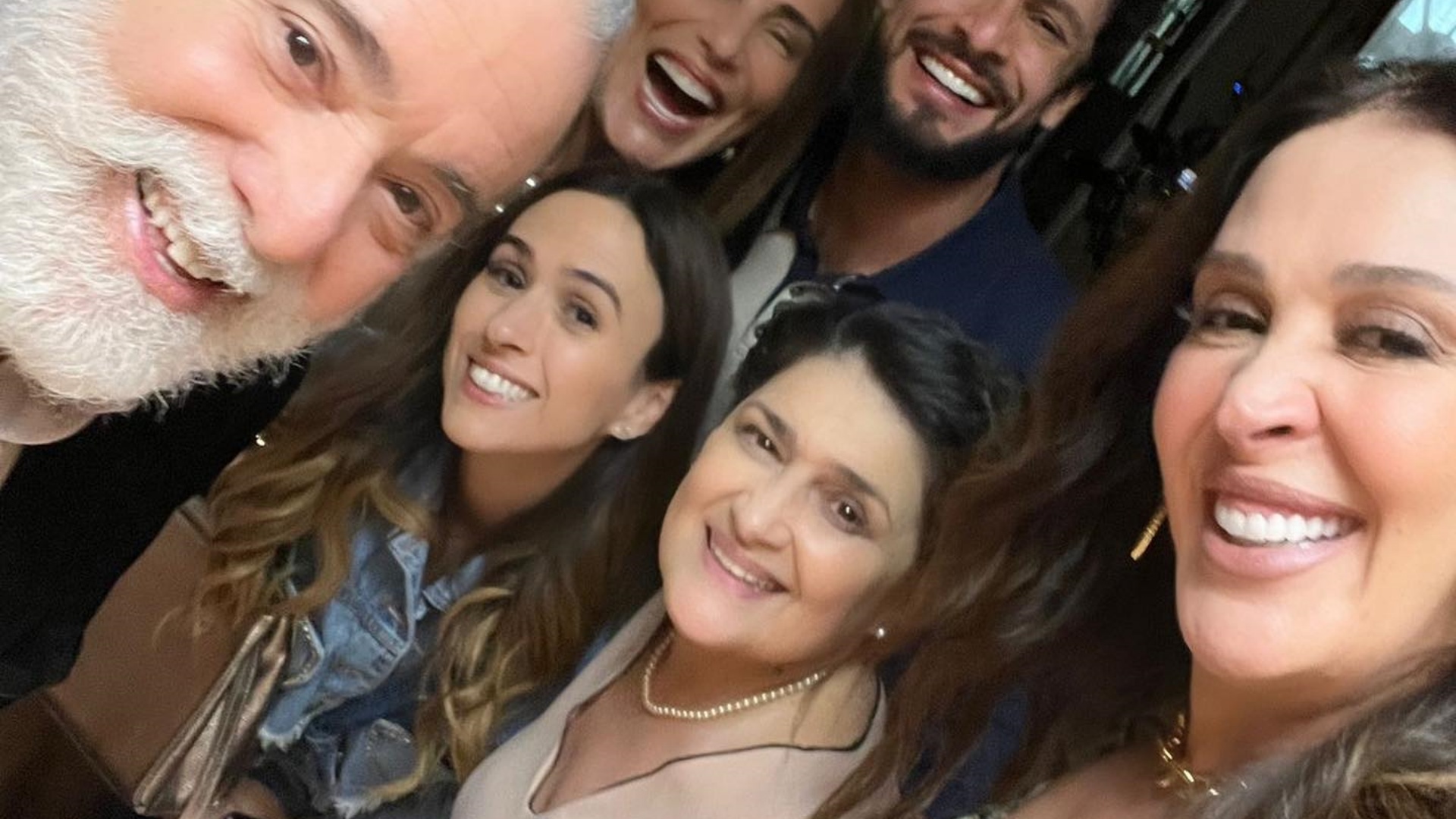 De volta às novelas, Claudia Raia posa com elenco de ‘Terra e Paixão’: “Amando”