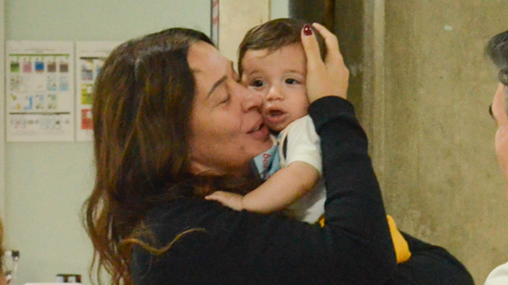 Claudia Raia é flagrada em cena fofíssima com o filho caçula, Luca