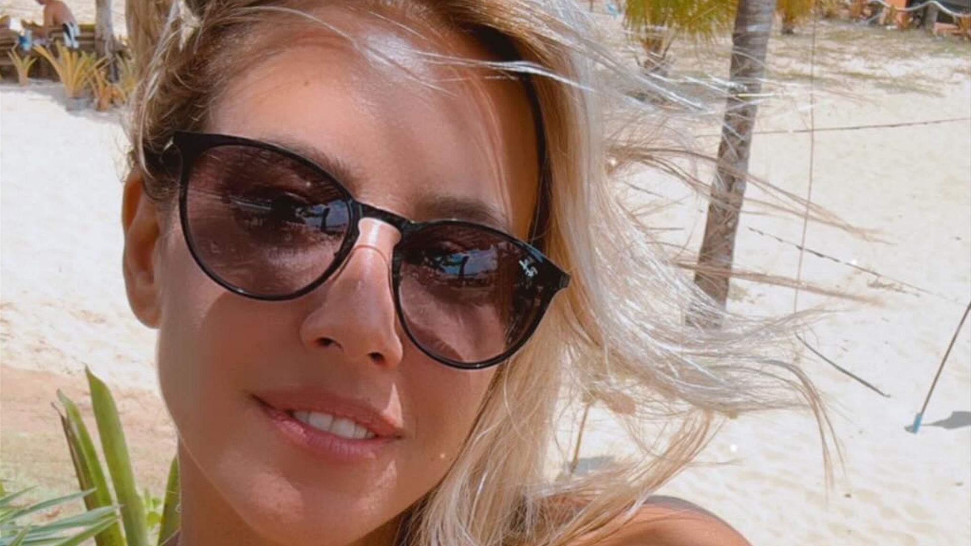 Cris Dias chama atenção ao exibir corpaço na praia: “Linda demais”
