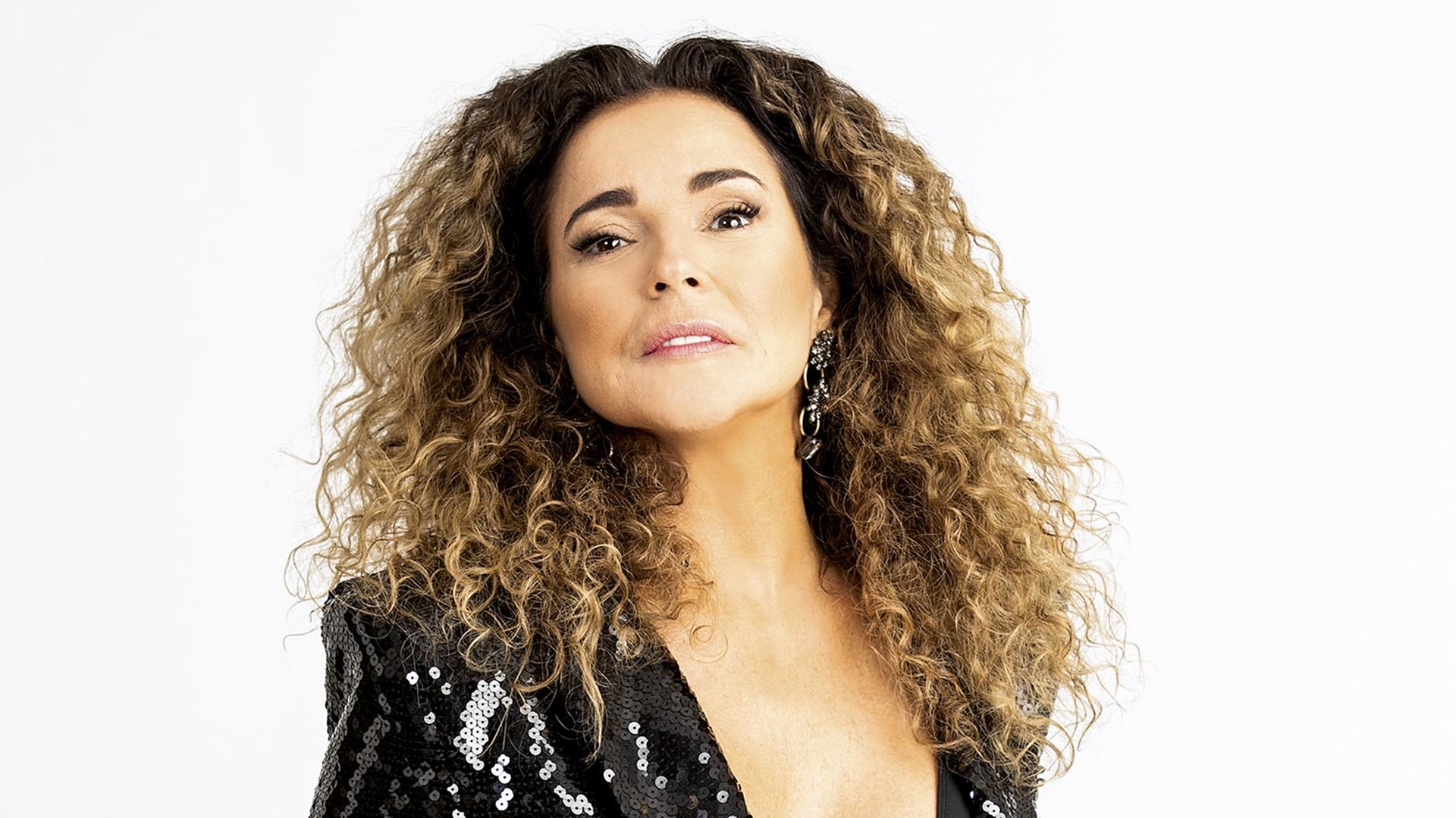 Daniela Mercury reafirma lado político através da música e diz: “Sempre quis empoderar”
